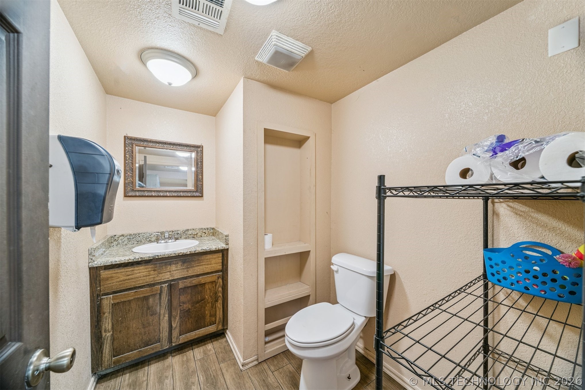 421 W Claremore Street Property Photo 28