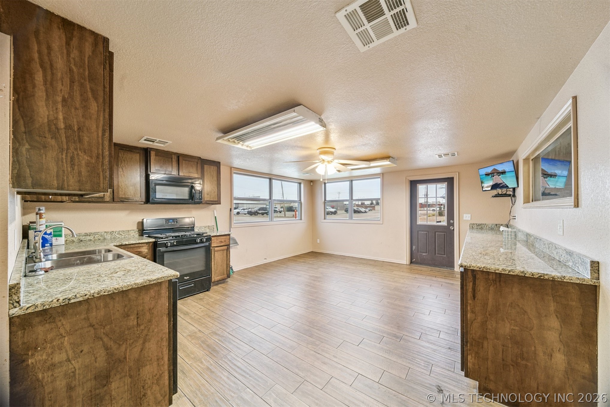 421 W Claremore Street Property Photo 29