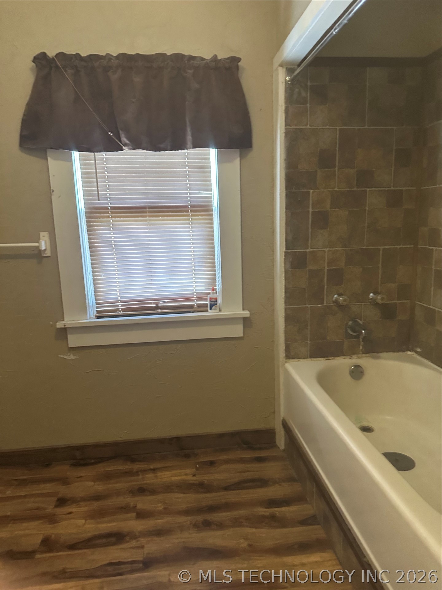512 W Franklin Property Photo 10