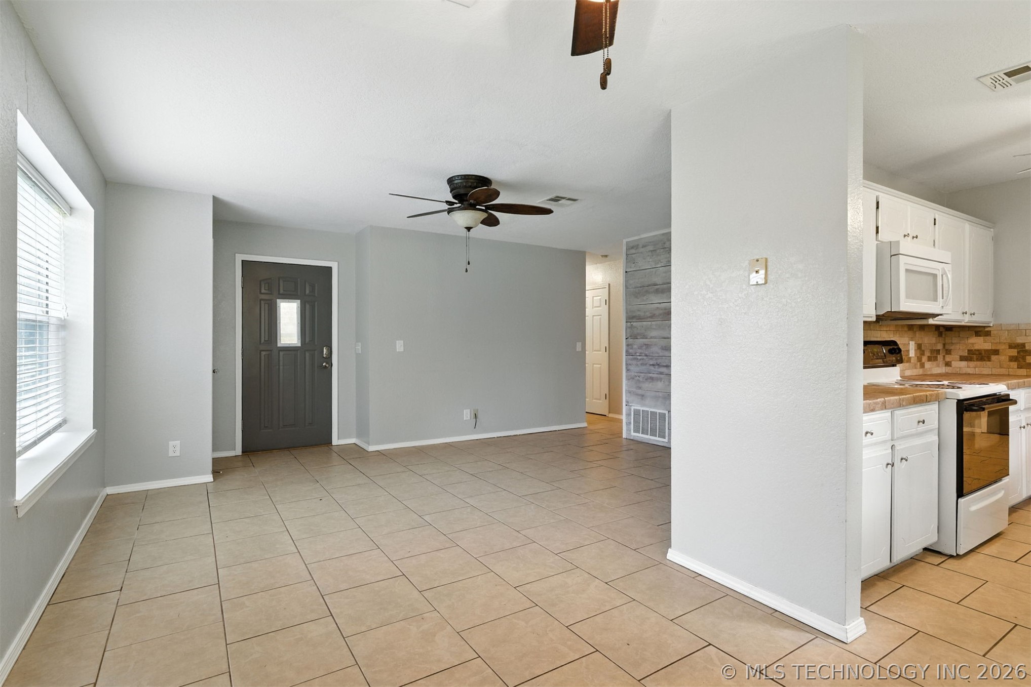 305 W E Property Photo 7