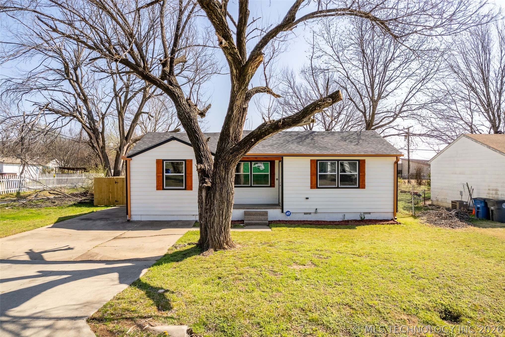 1645 N College Avenue Property Photo 1