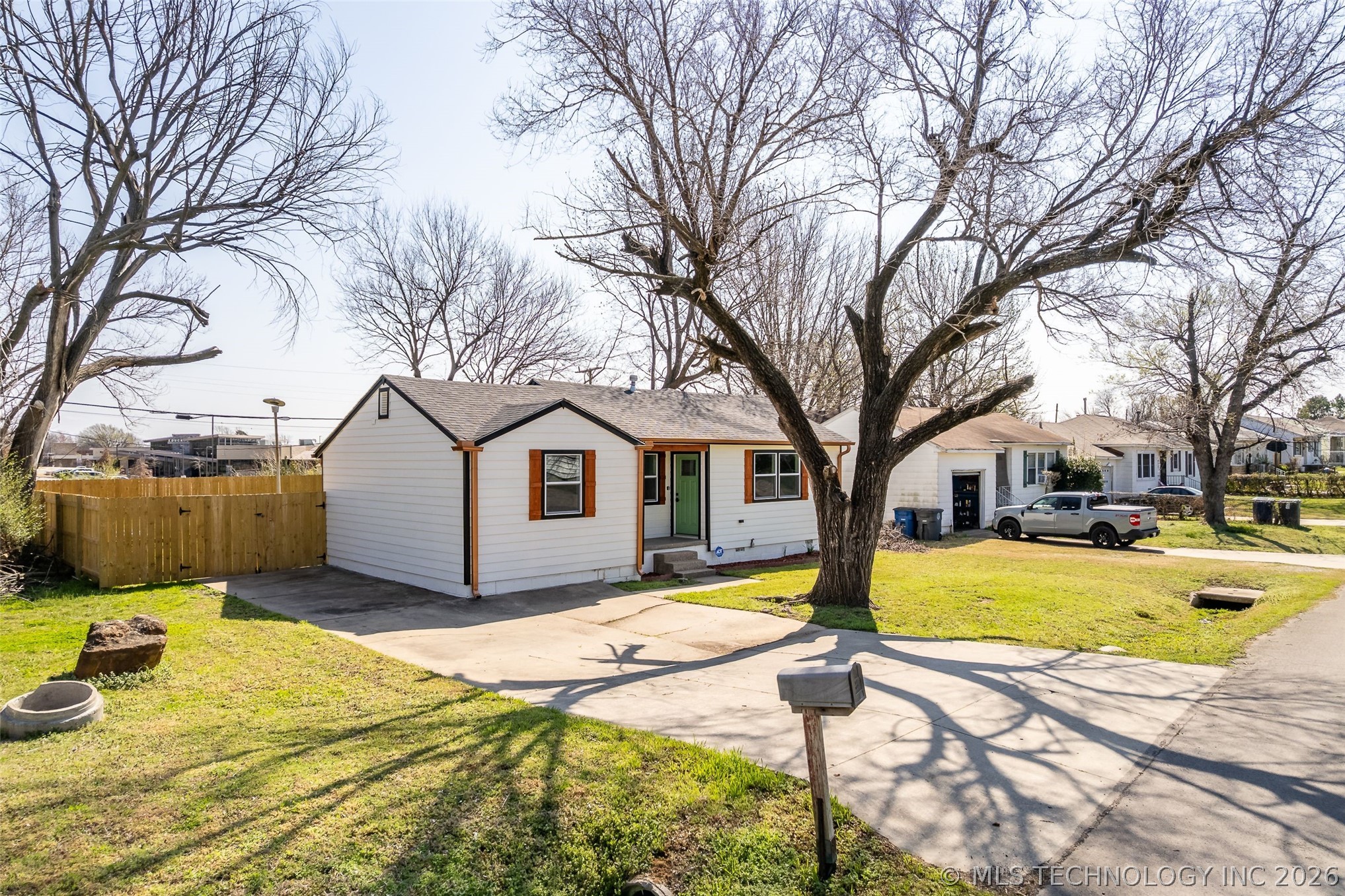 1645 N College Avenue Property Photo 3