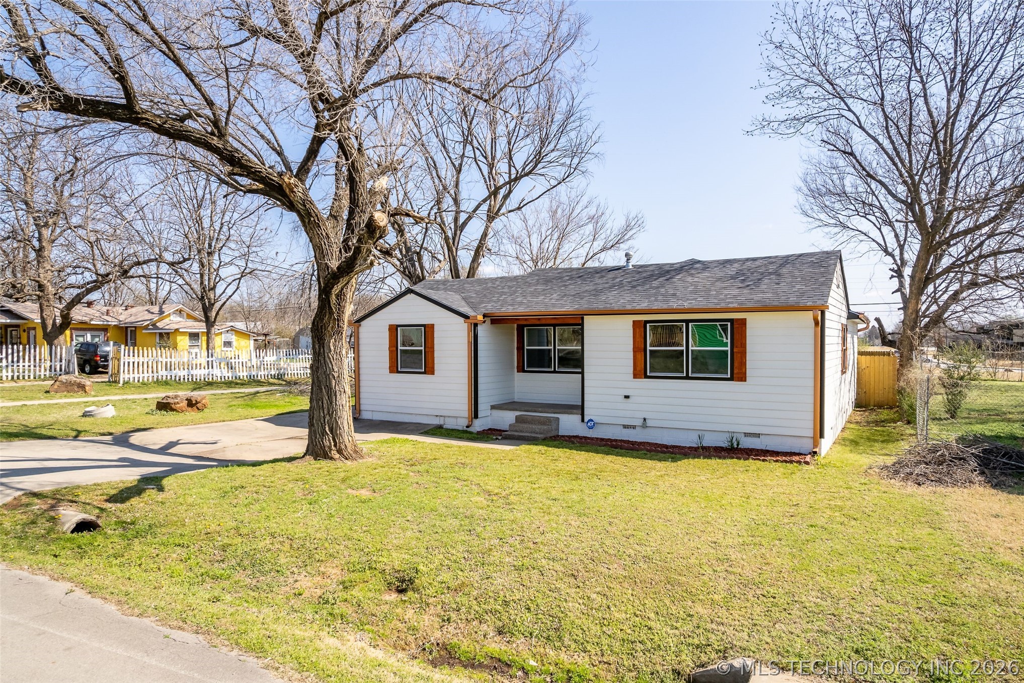 1645 N College Avenue Property Photo 4