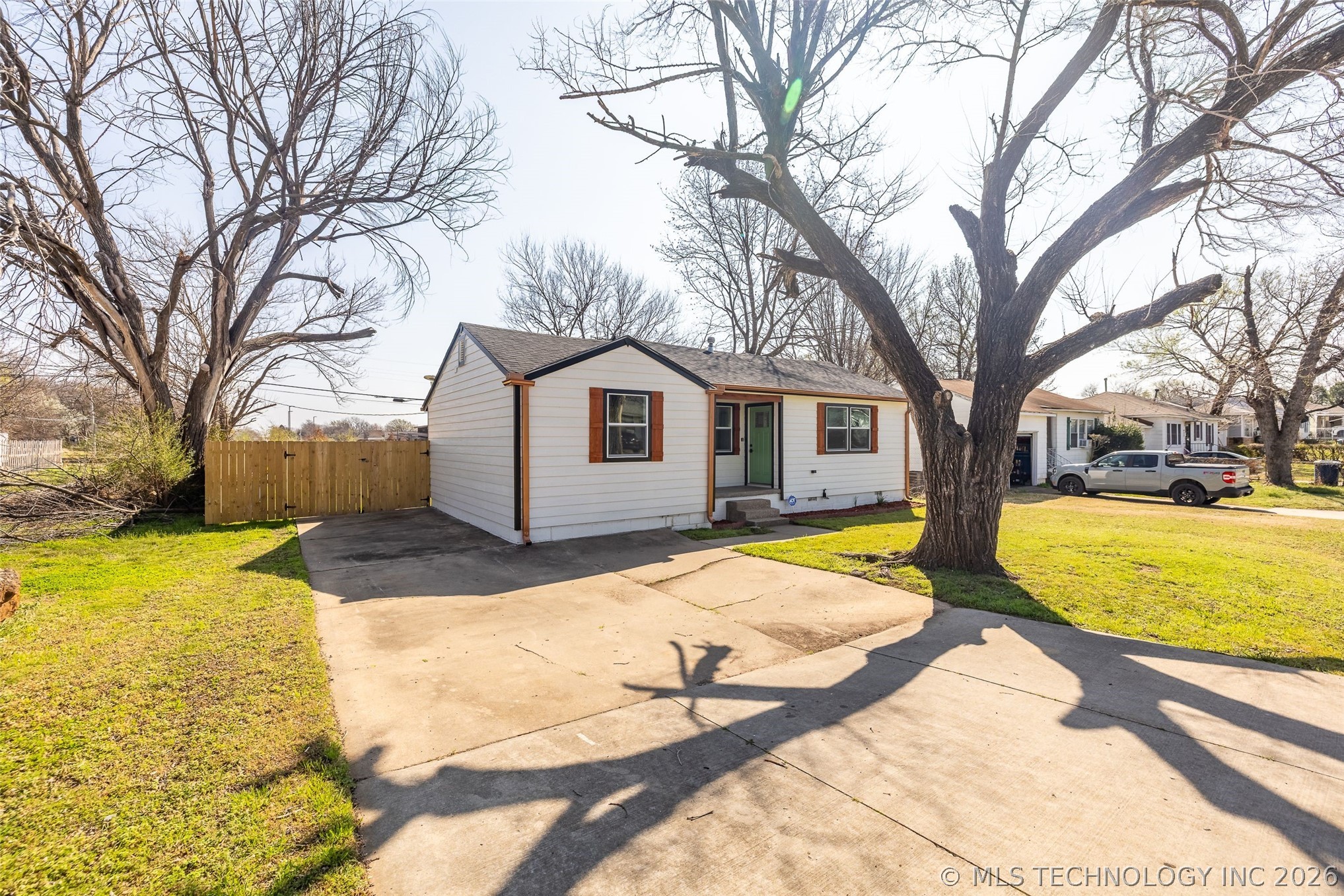 1645 N College Avenue Property Photo 6
