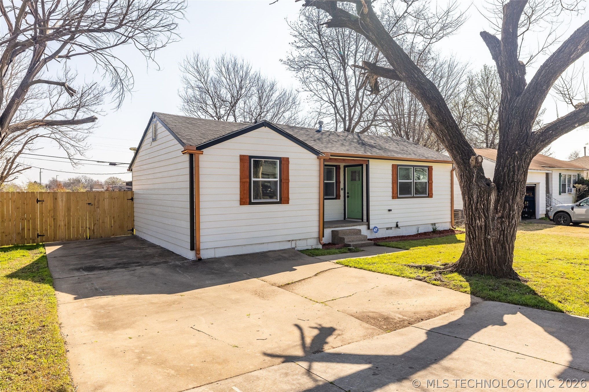 1645 N College Avenue Property Photo 7