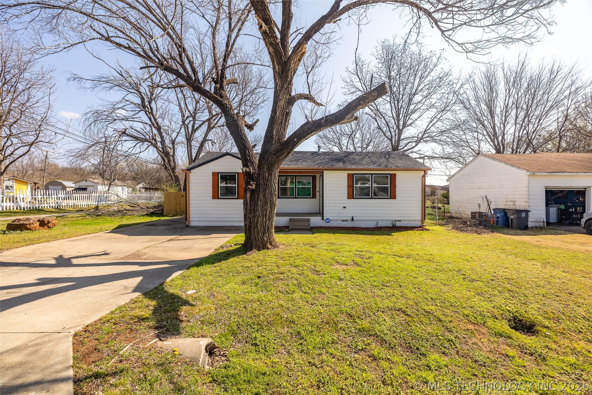 1645 N College Avenue Property Photo 8