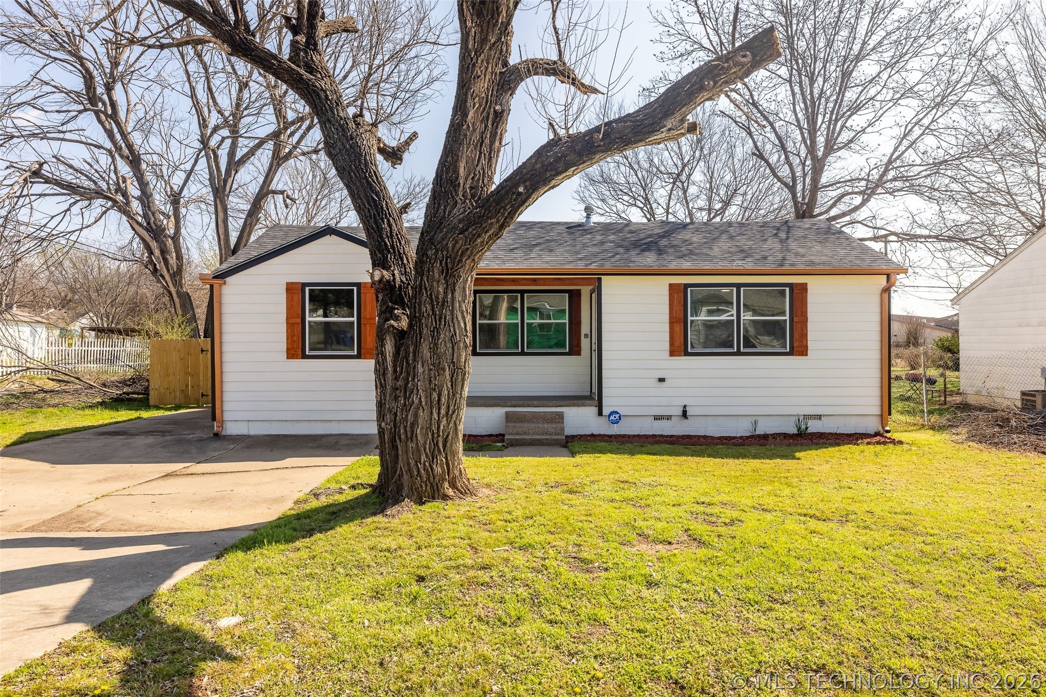 1645 N College Avenue Property Photo 9