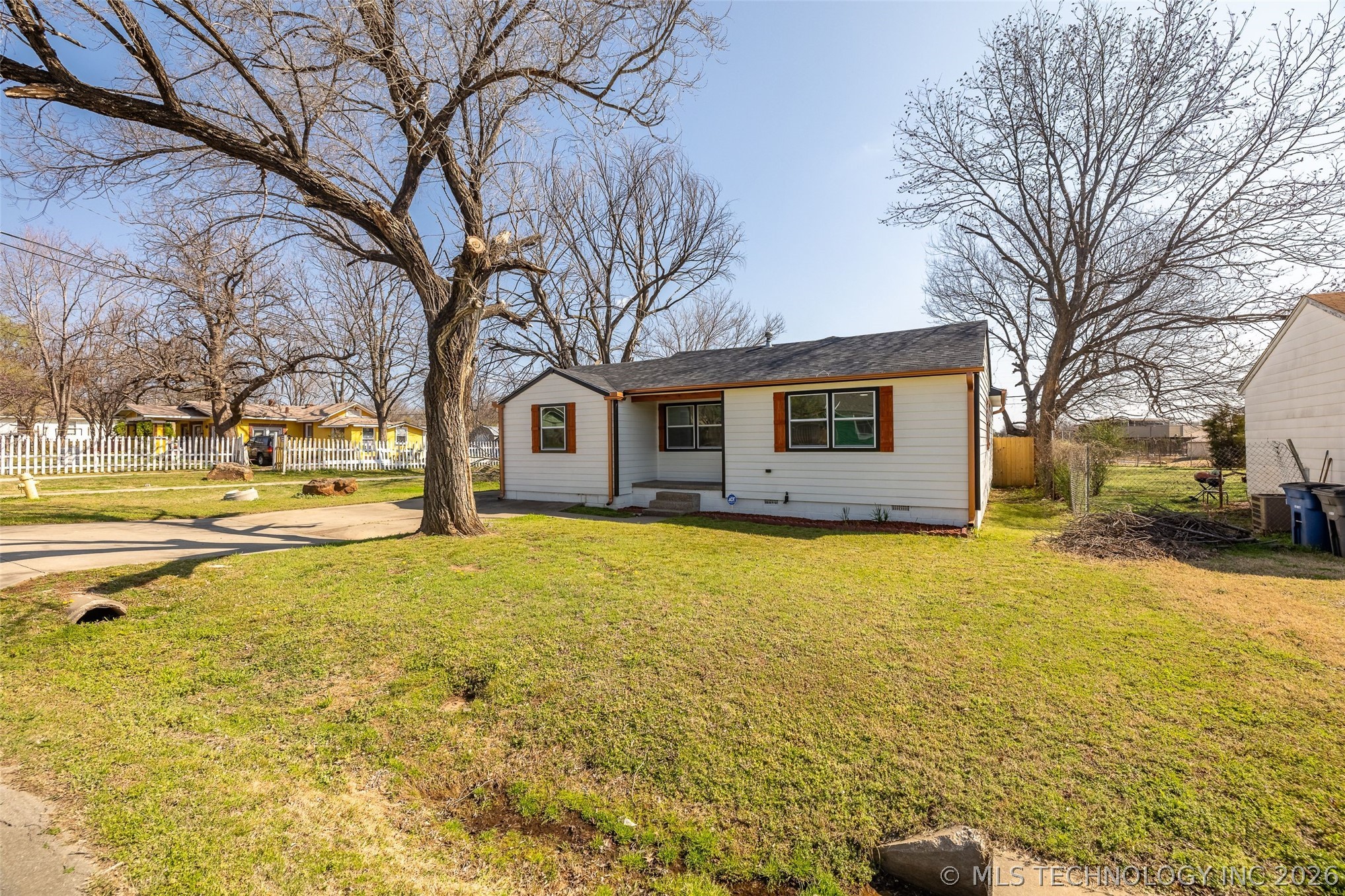 1645 N College Avenue Property Photo 10