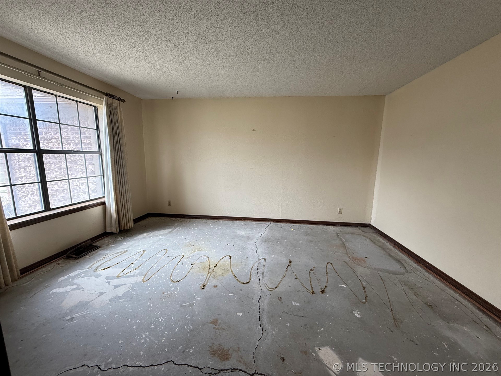 1600 W Pittsburg Street Property Photo 3