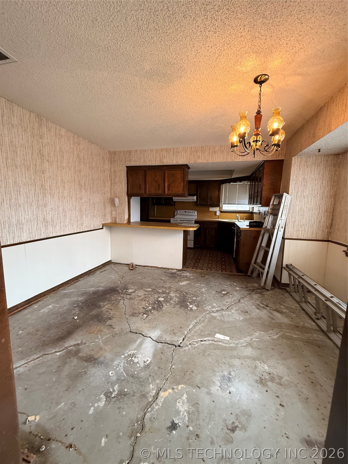 1600 W Pittsburg Street Property Photo 14