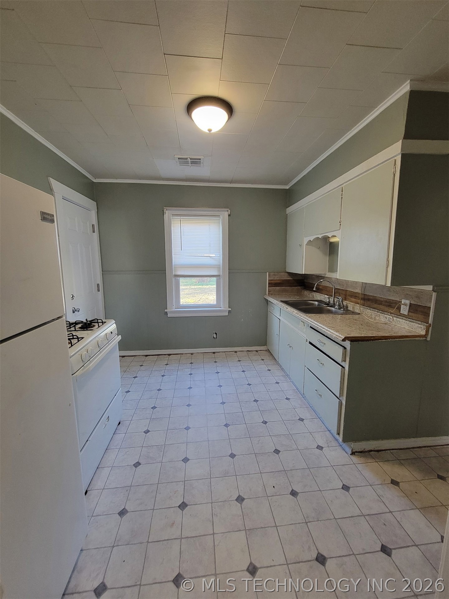 2332 Manila Street Property Photo 6