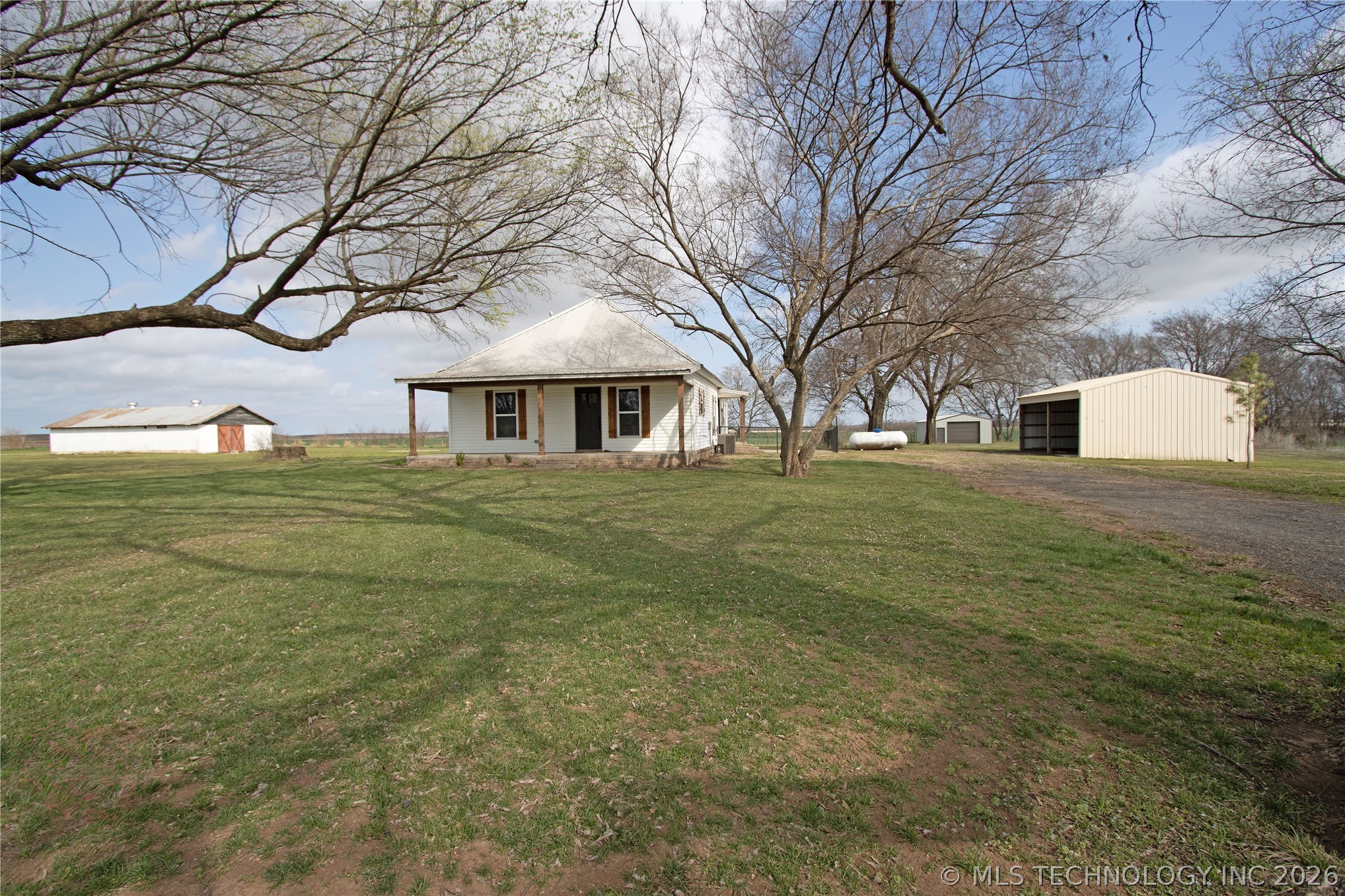 25437 E 690 Road Property Photo 2