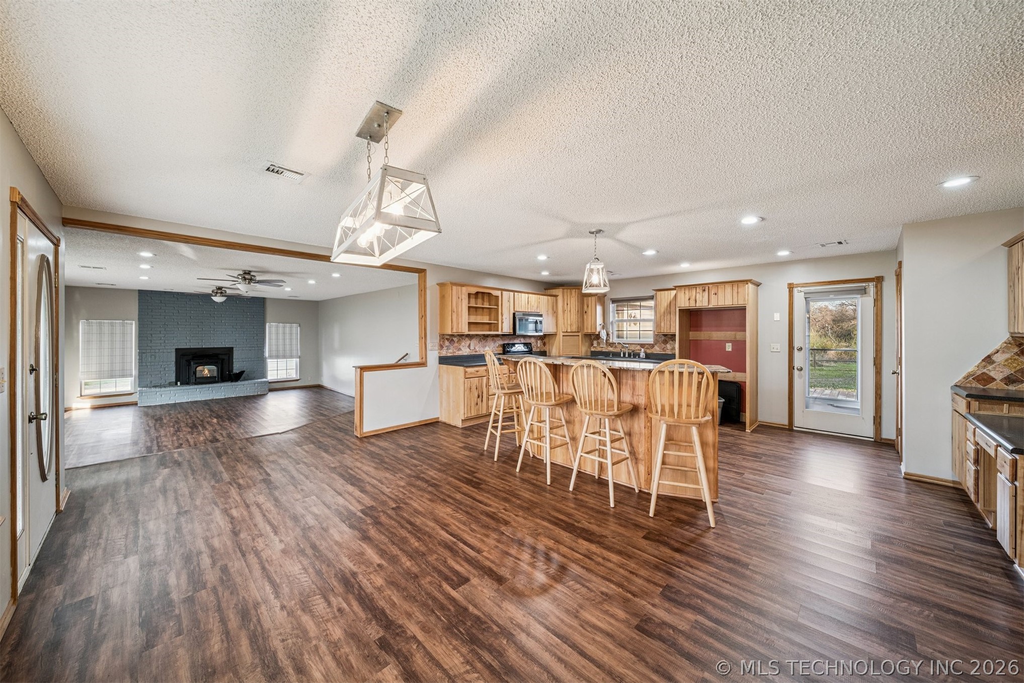 2 E Walnut Street Property Photo 5