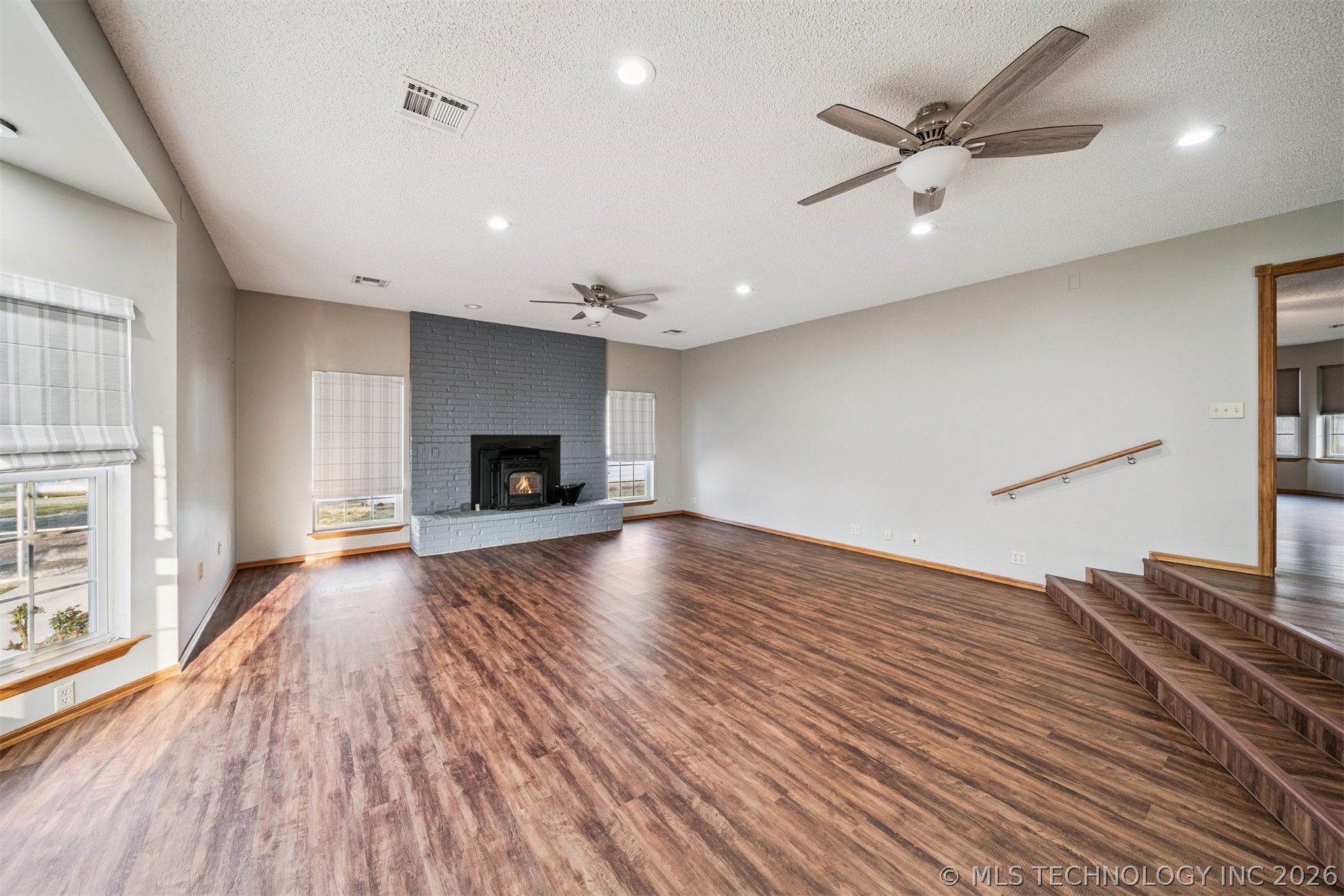 2 E Walnut Street Property Photo 6