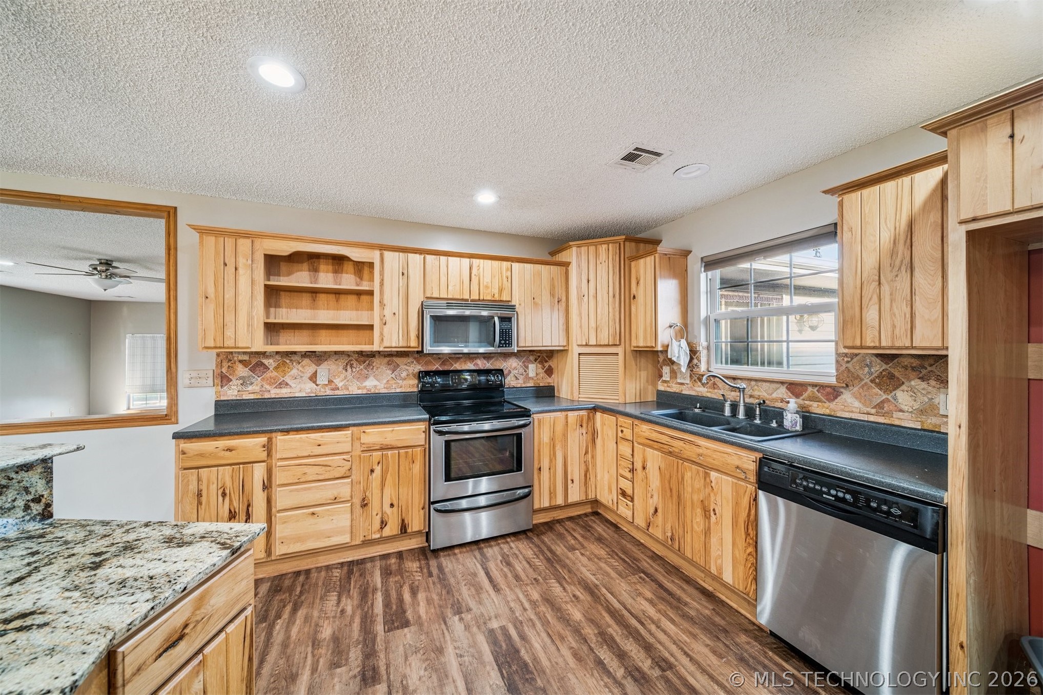 2 E Walnut Street Property Photo 12