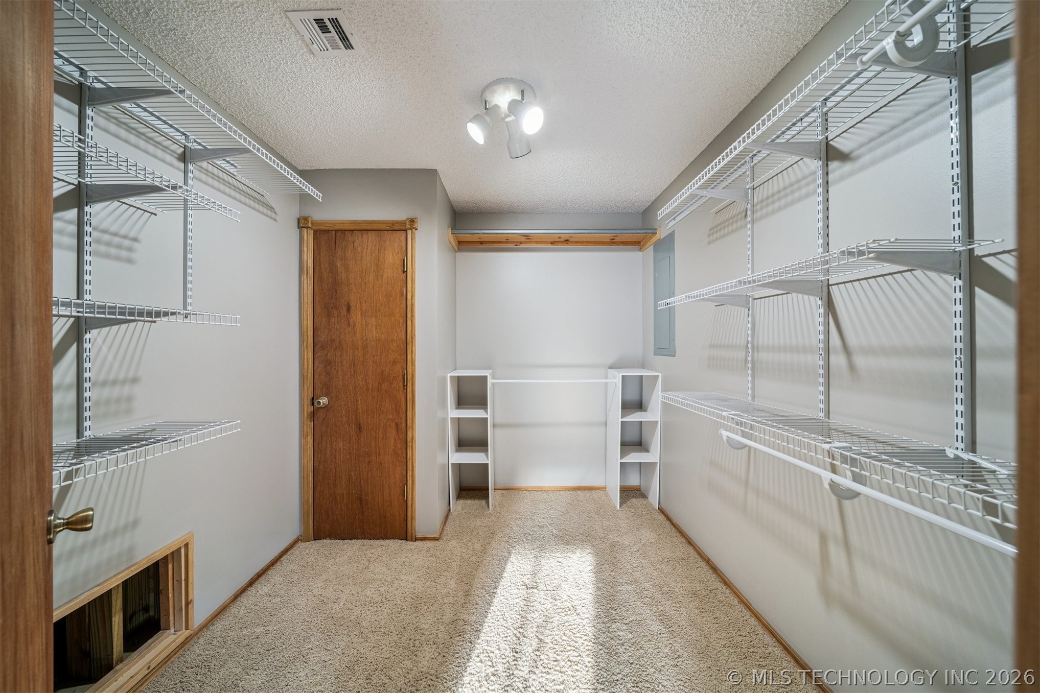 2 E Walnut Street Property Photo 18