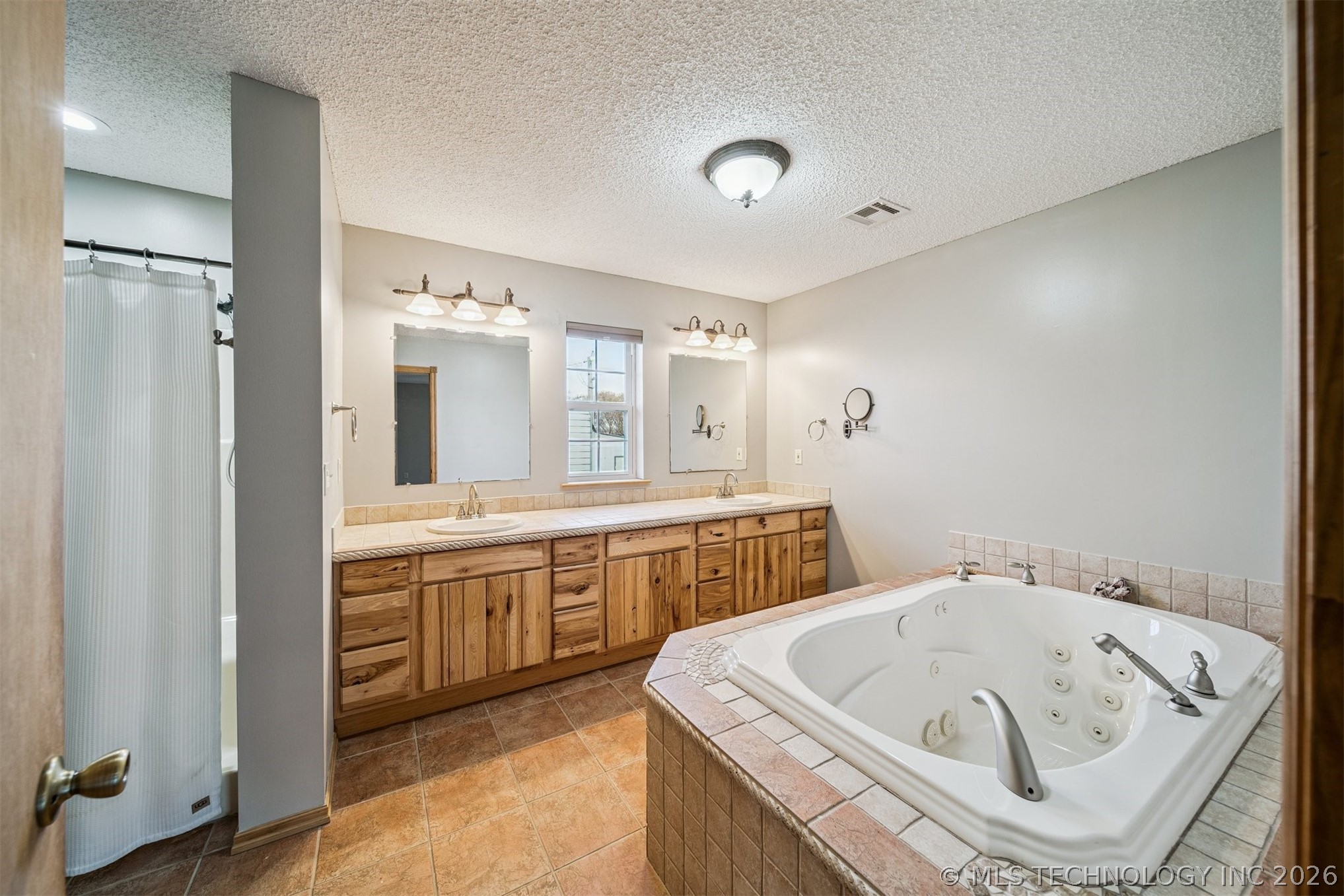 2 E Walnut Street Property Photo 19