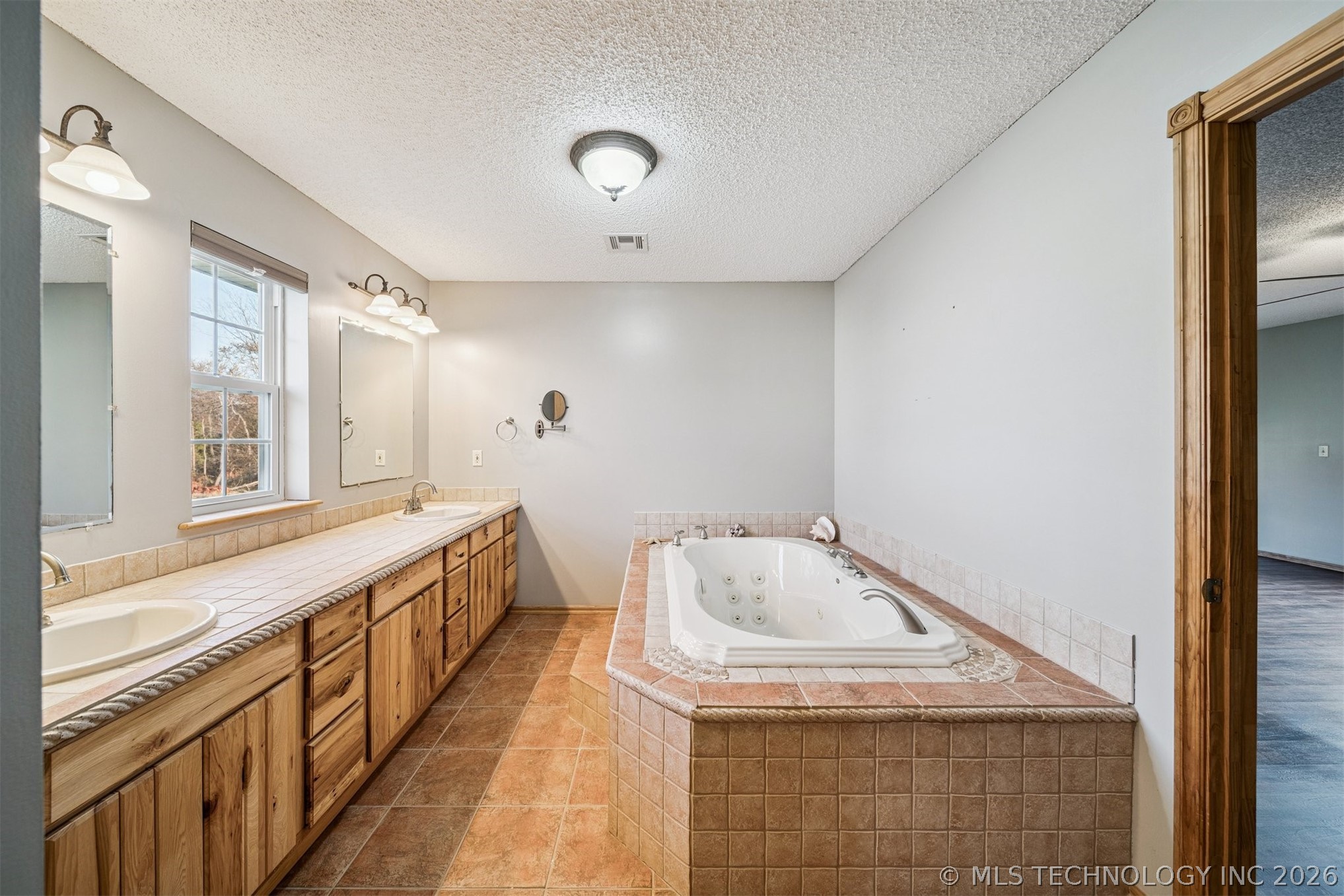 2 E Walnut Street Property Photo 20