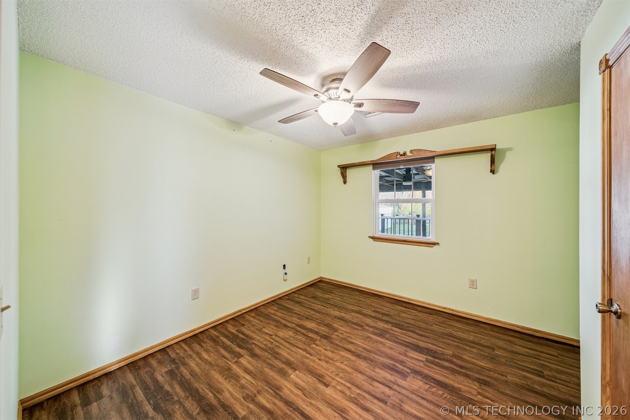 2 E Walnut Street Property Photo 23