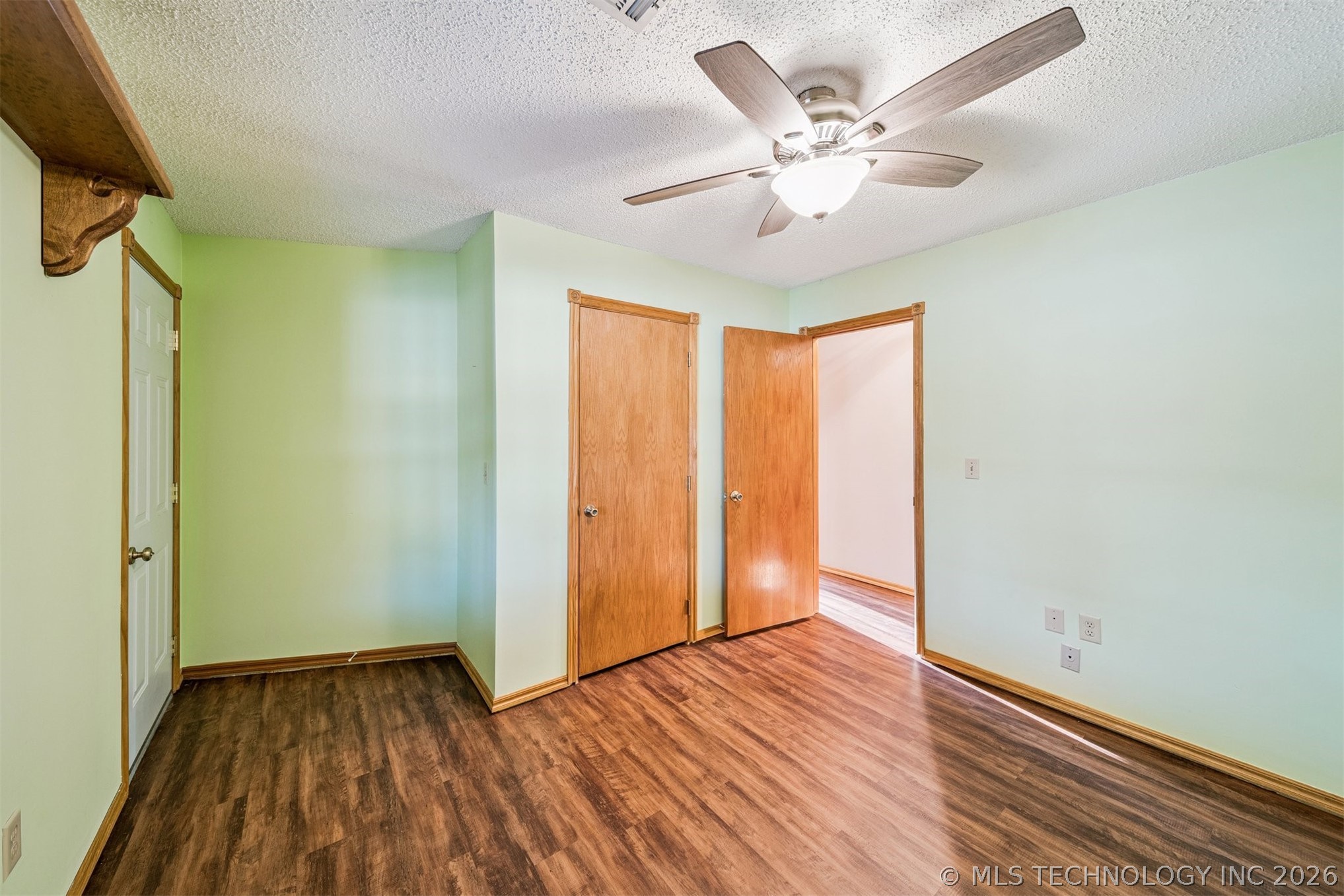 2 E Walnut Street Property Photo 24