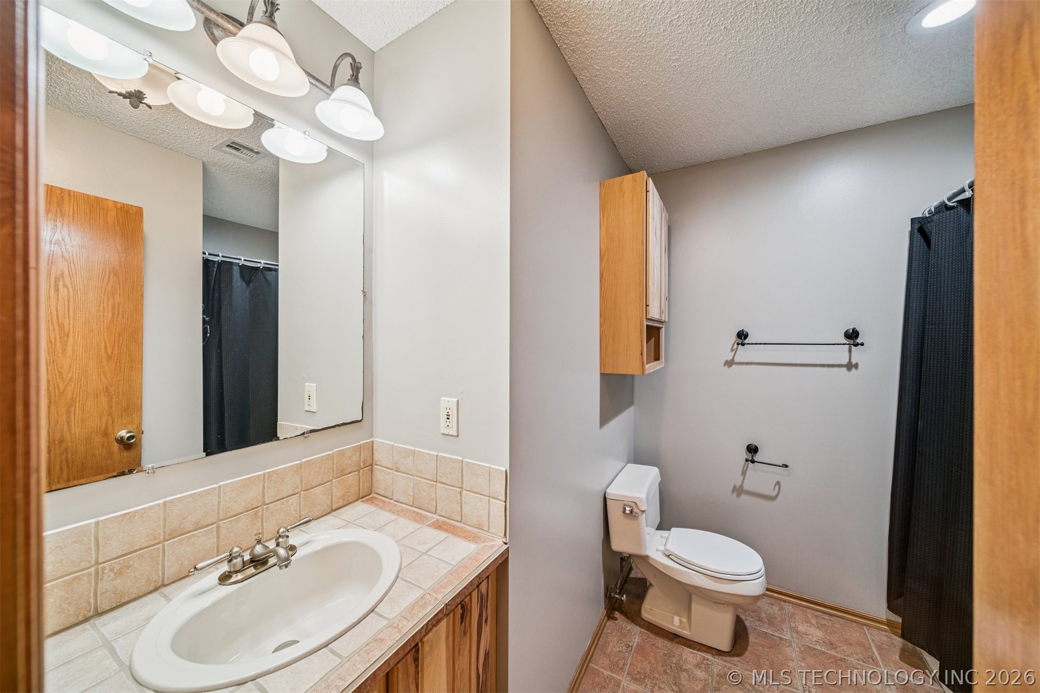 2 E Walnut Street Property Photo 25