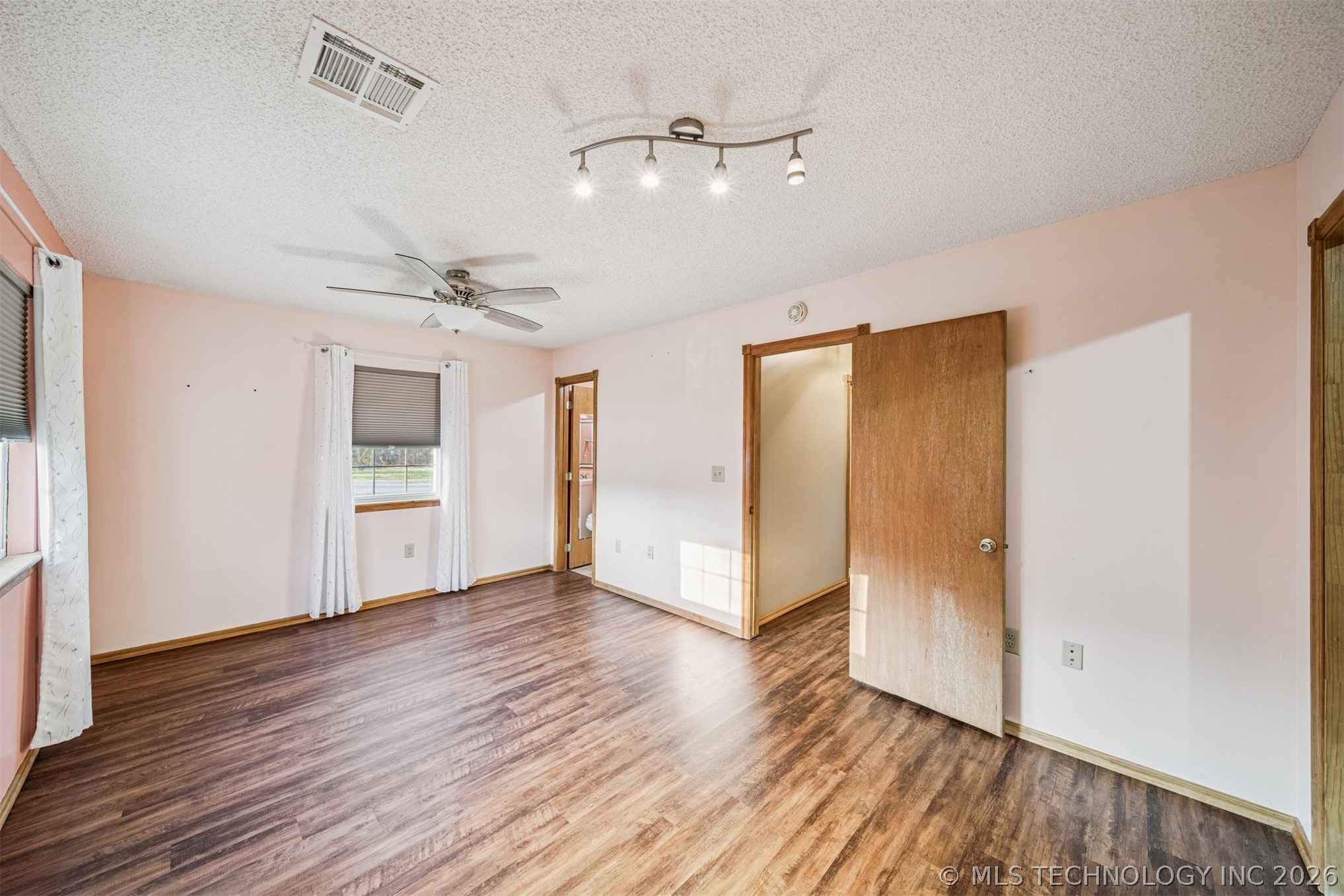 2 E Walnut Street Property Photo 26