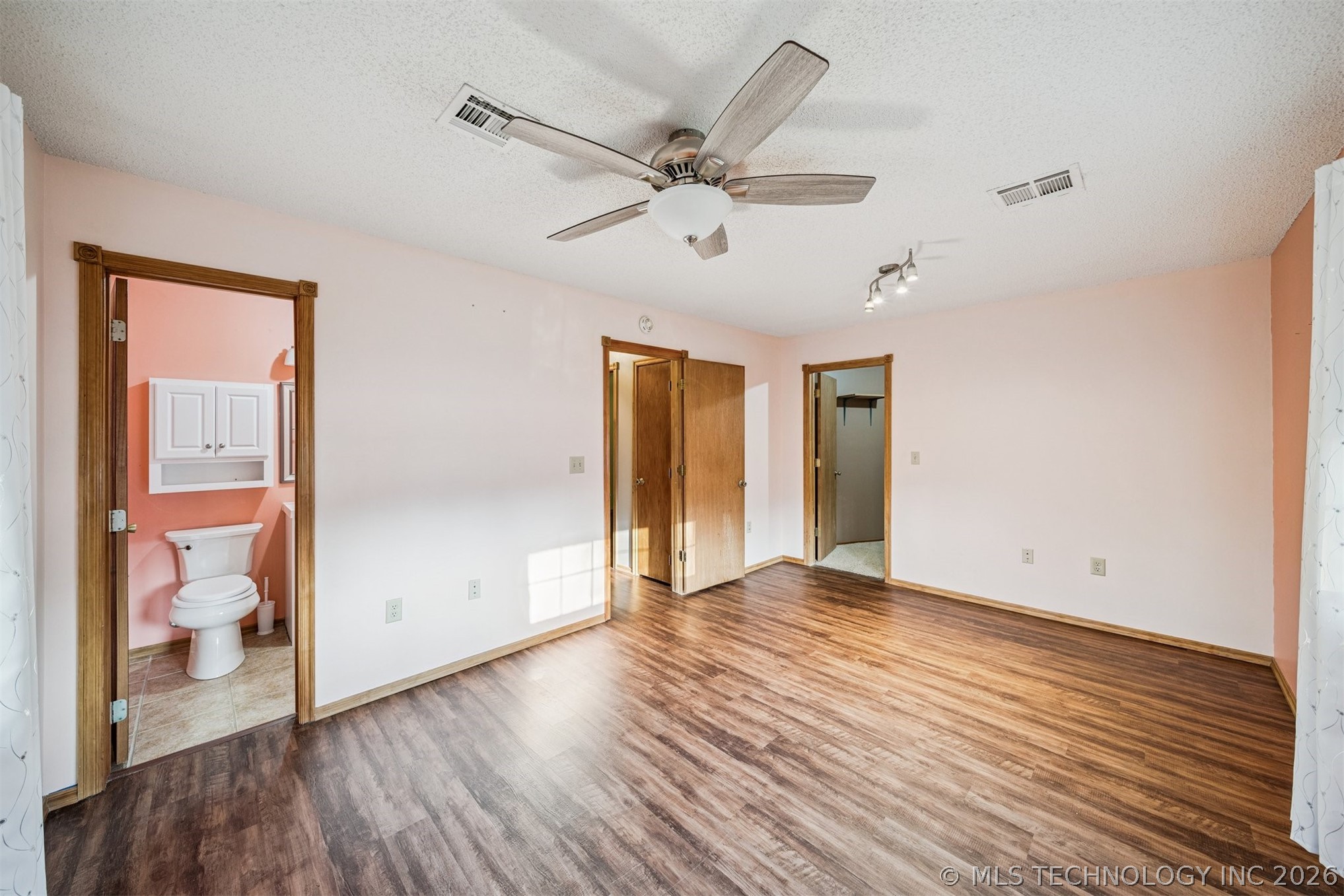 2 E Walnut Street Property Photo 28
