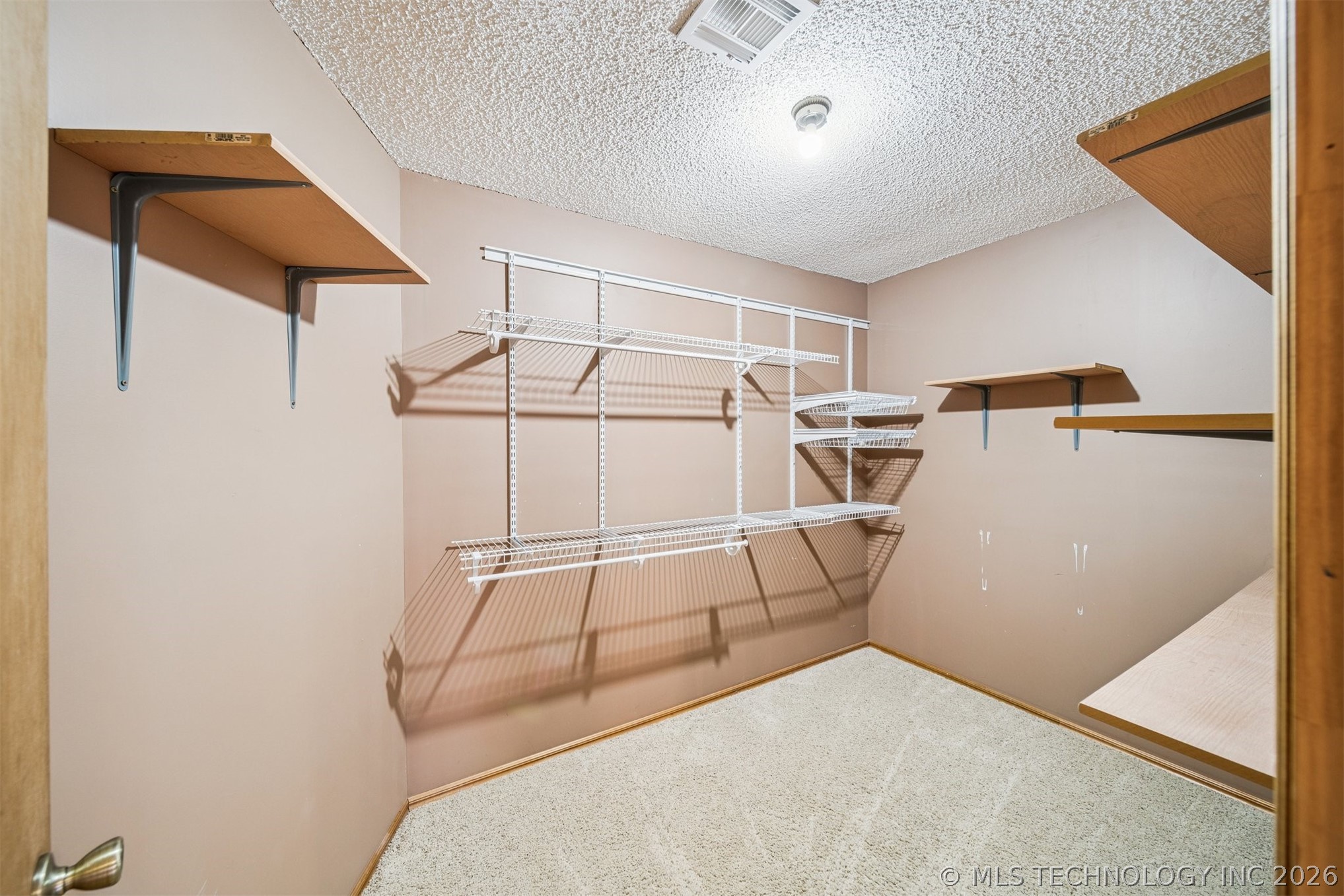 2 E Walnut Street Property Photo 29