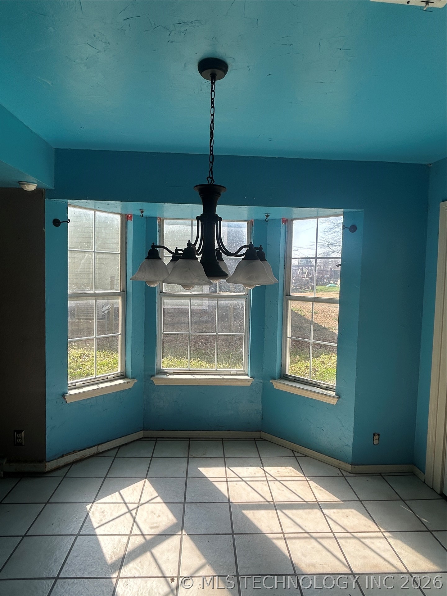 3112 S Maple Avenue Property Photo 4