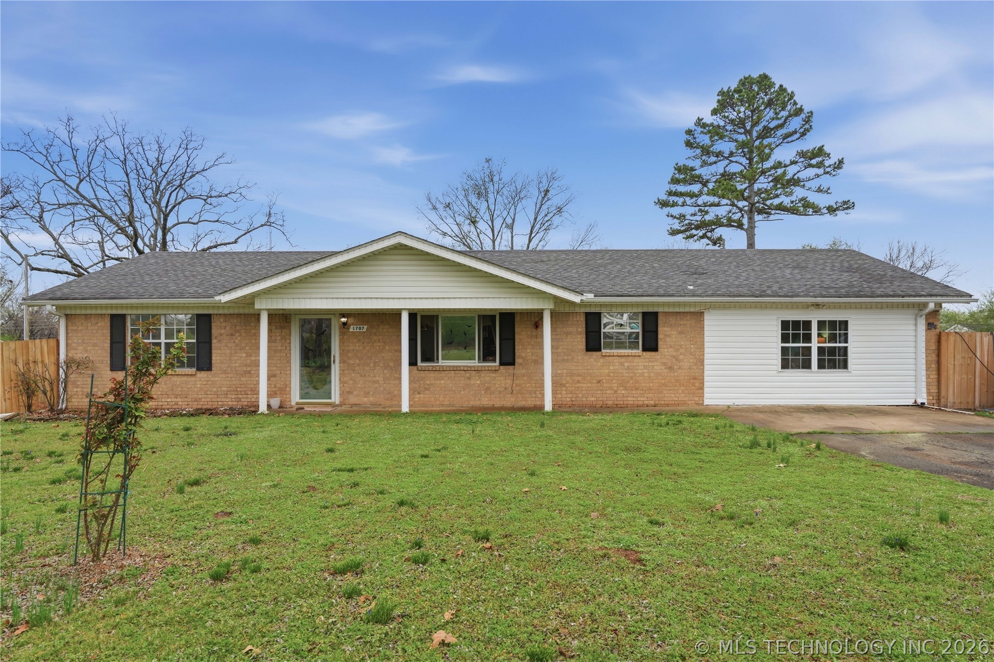 1707 N Maple Street Property Photo 1