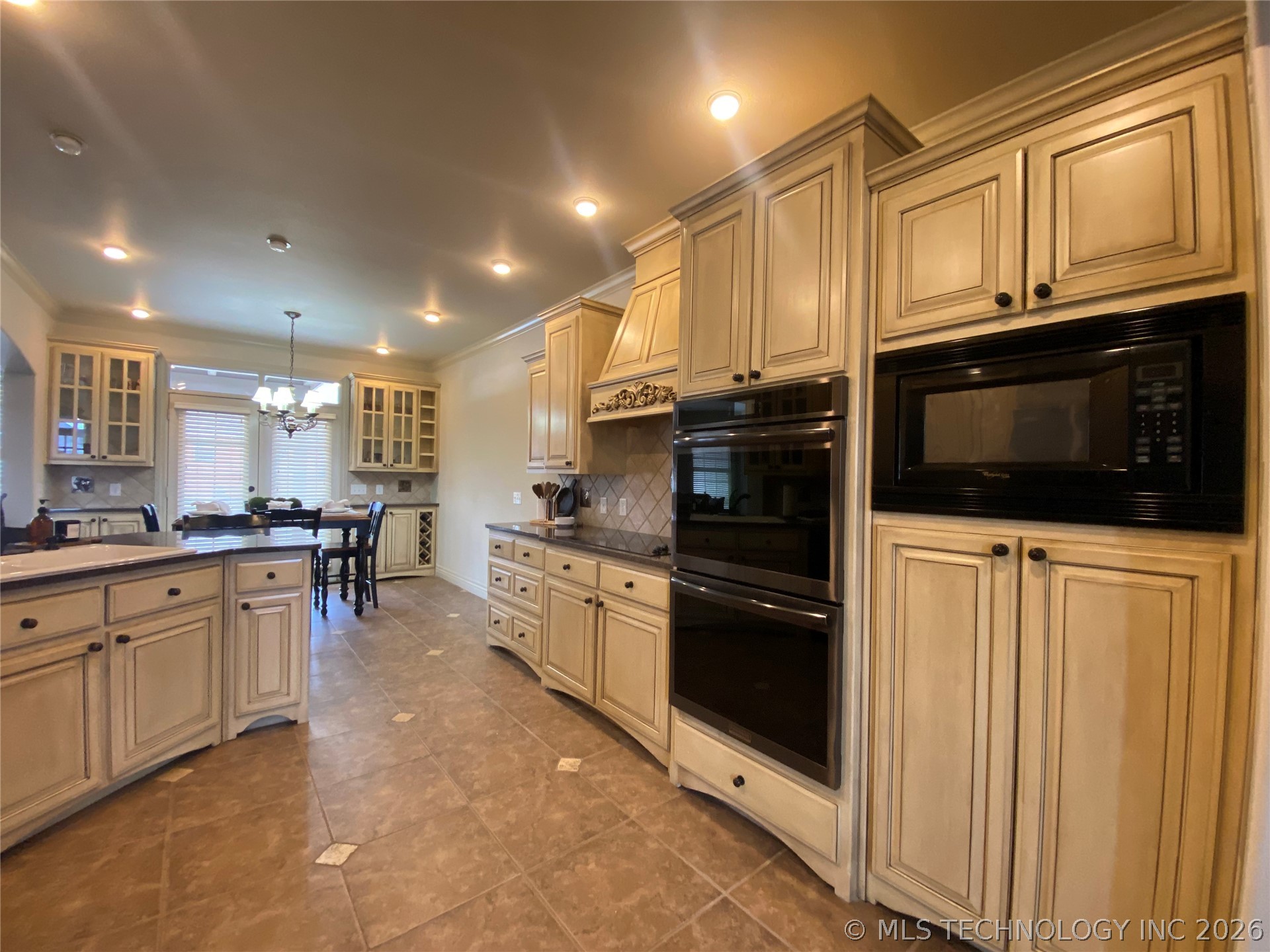 3605 N Narcissus Avenue Property Photo 8