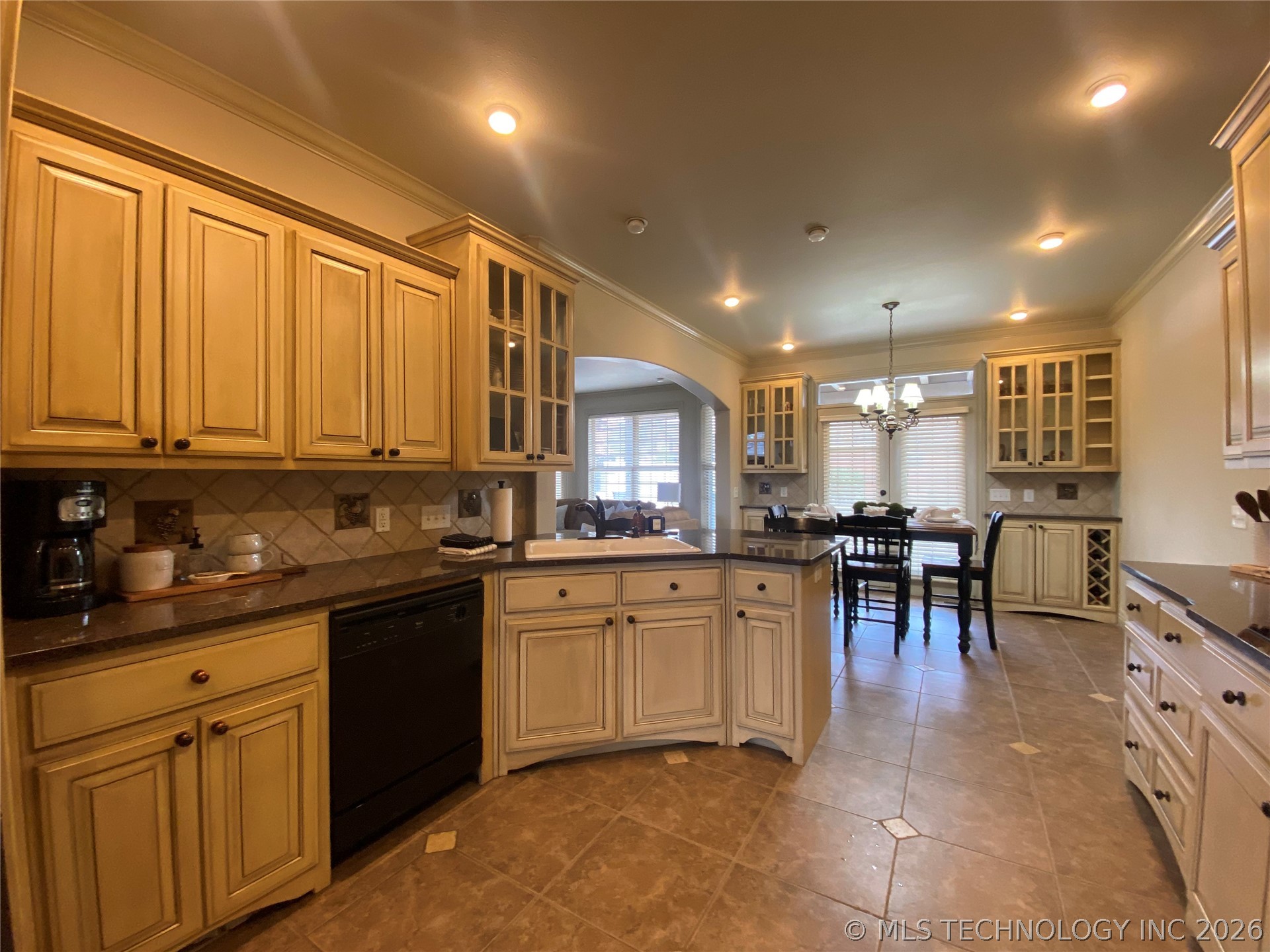 3605 N Narcissus Avenue Property Photo 11