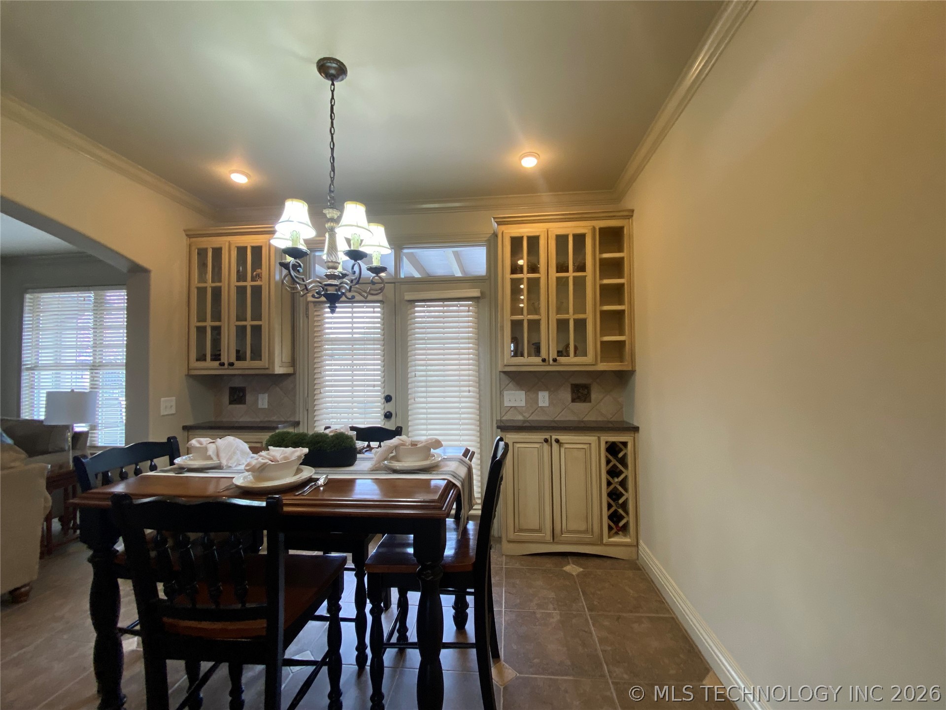 3605 N Narcissus Avenue Property Photo 13