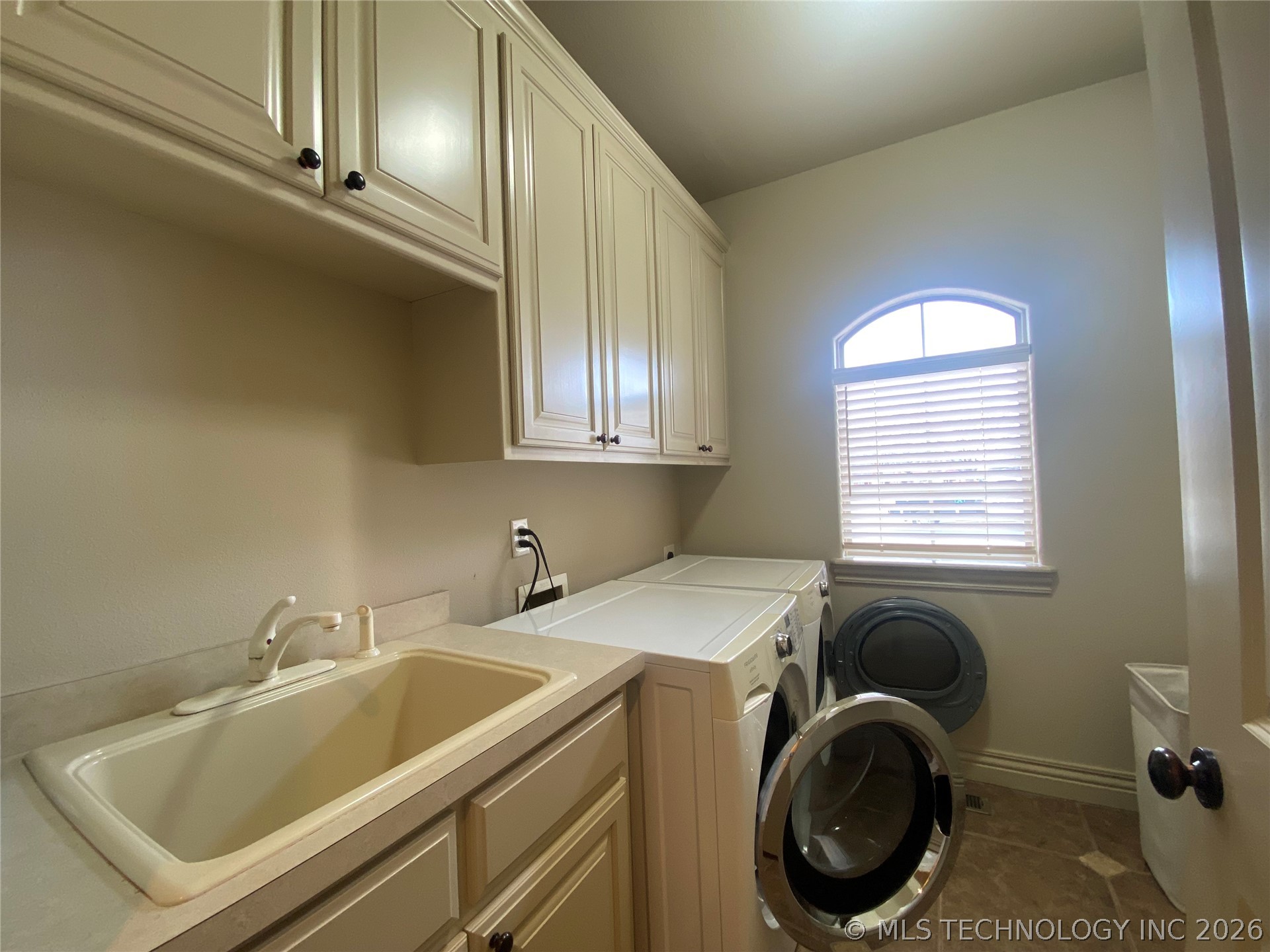 3605 N Narcissus Avenue Property Photo 29