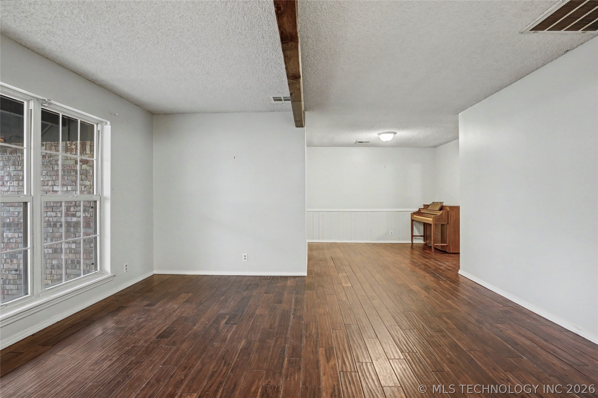 1034 E Courtney Avenue Property Photo 2