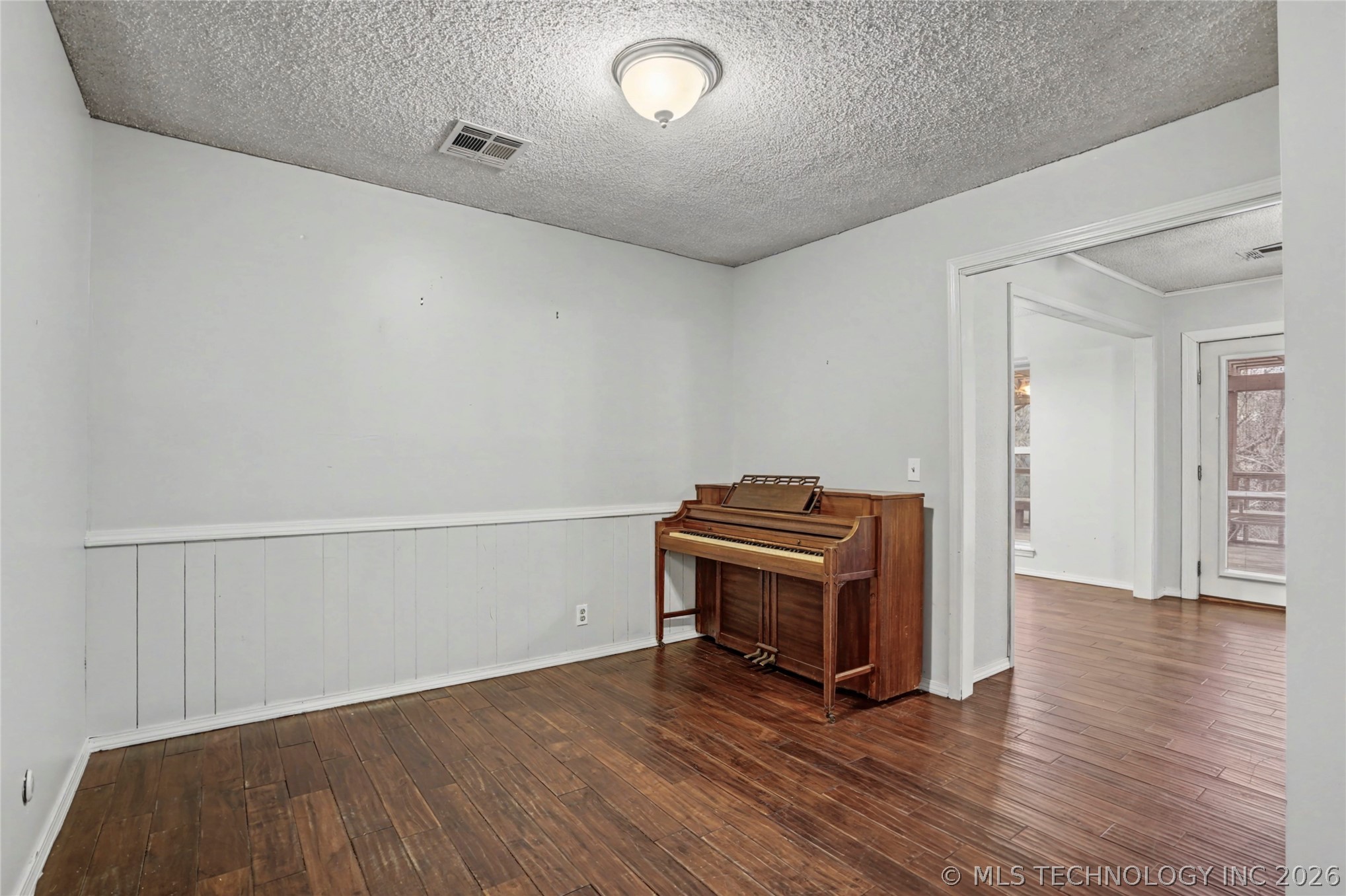 1034 E Courtney Avenue Property Photo 4