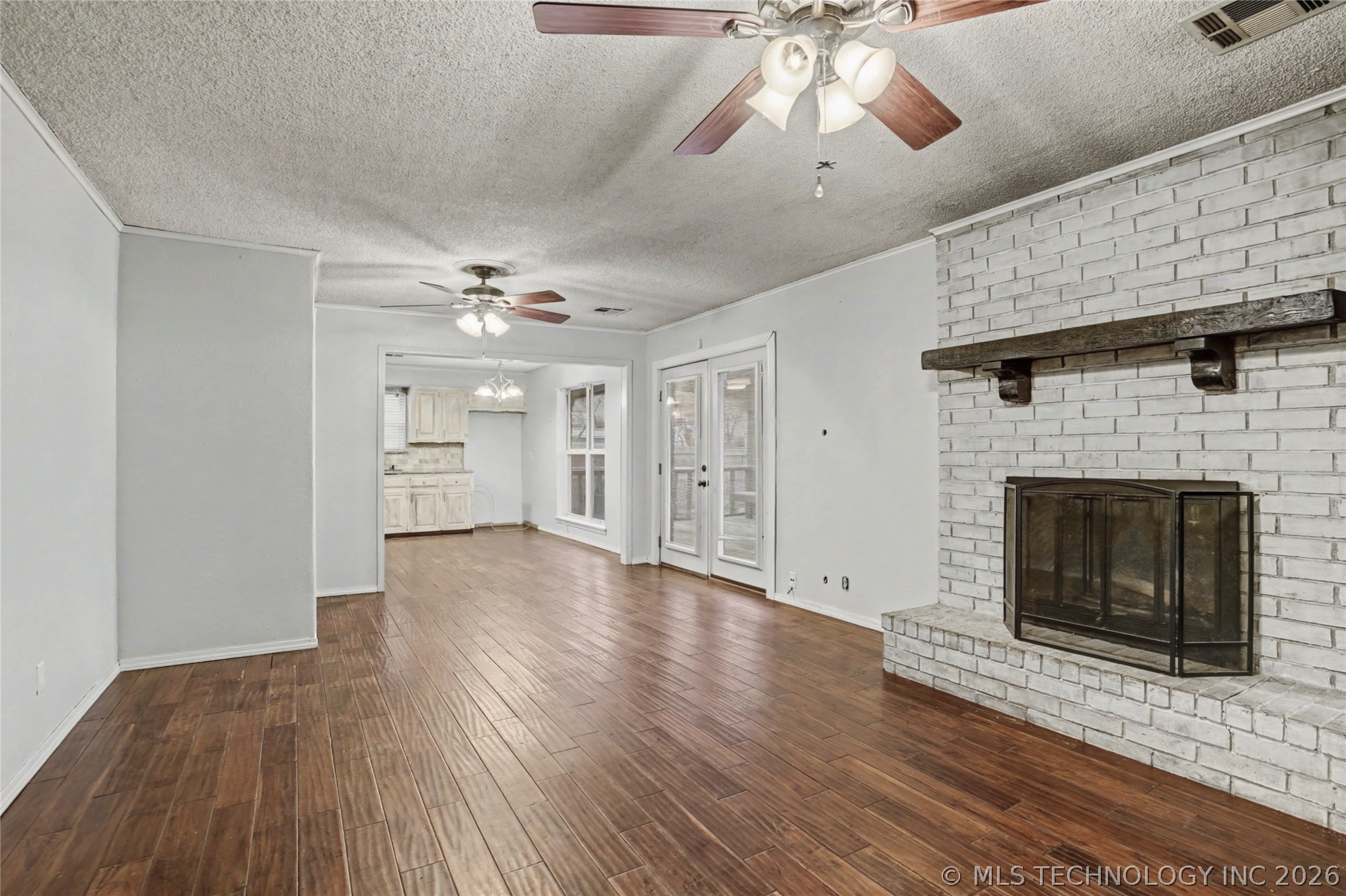 1034 E Courtney Avenue Property Photo 6