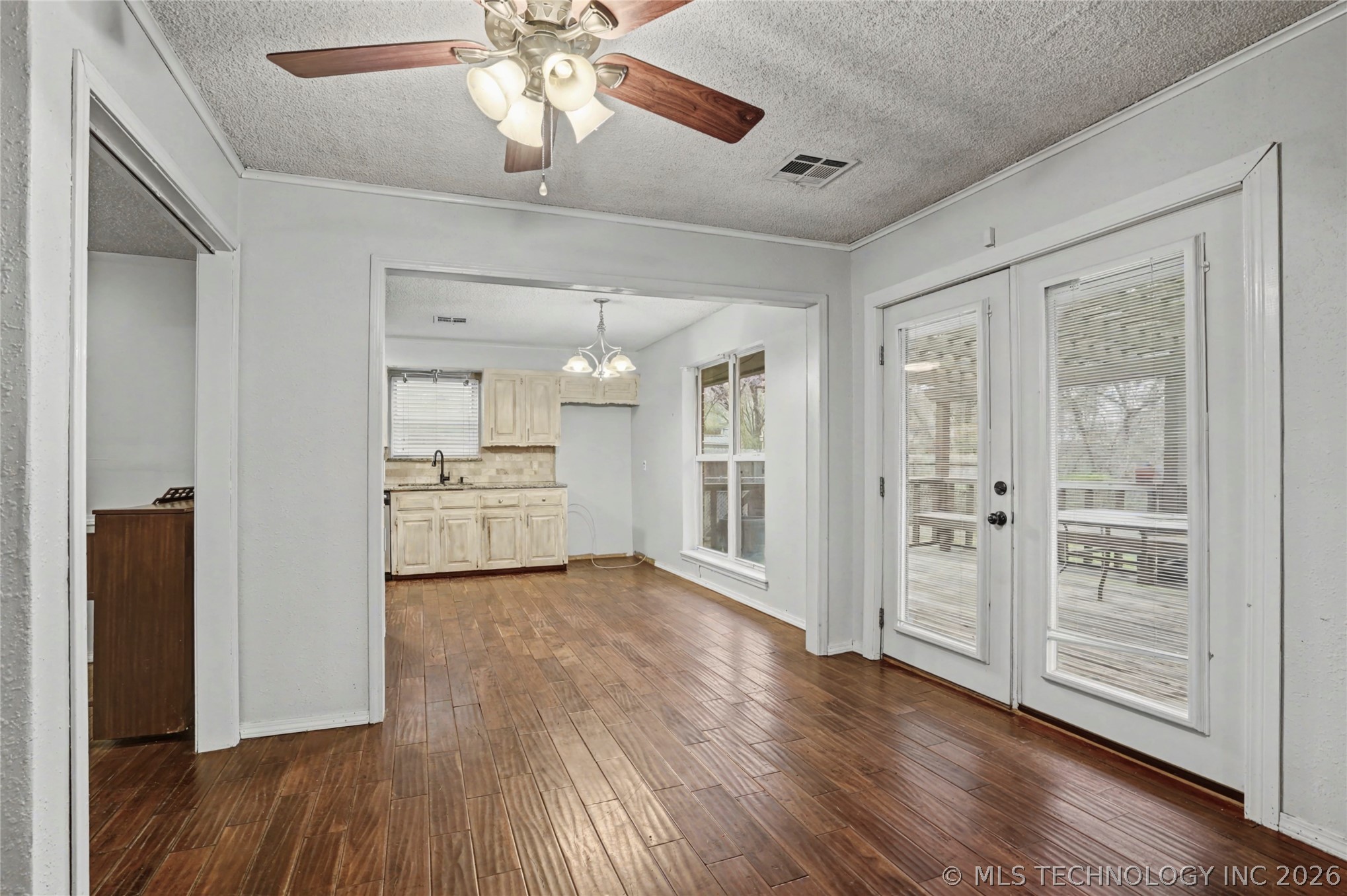 1034 E Courtney Avenue Property Photo 8
