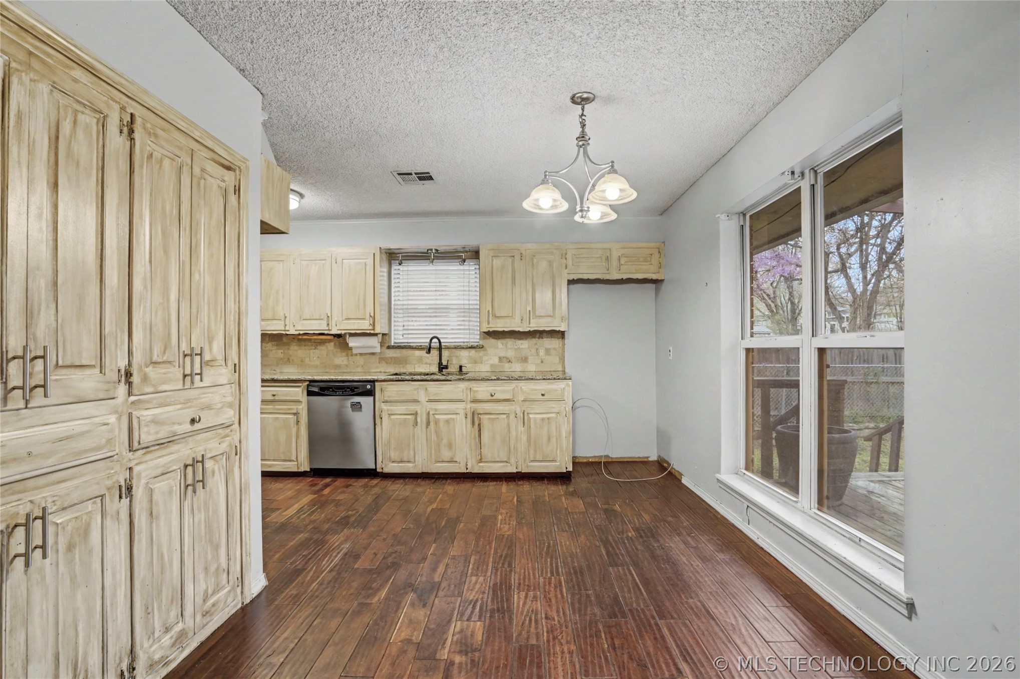 1034 E Courtney Avenue Property Photo 9