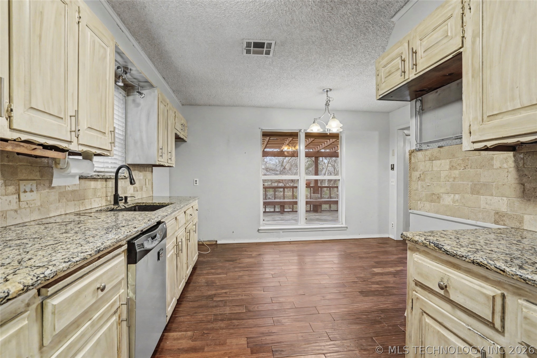 1034 E Courtney Avenue Property Photo 12