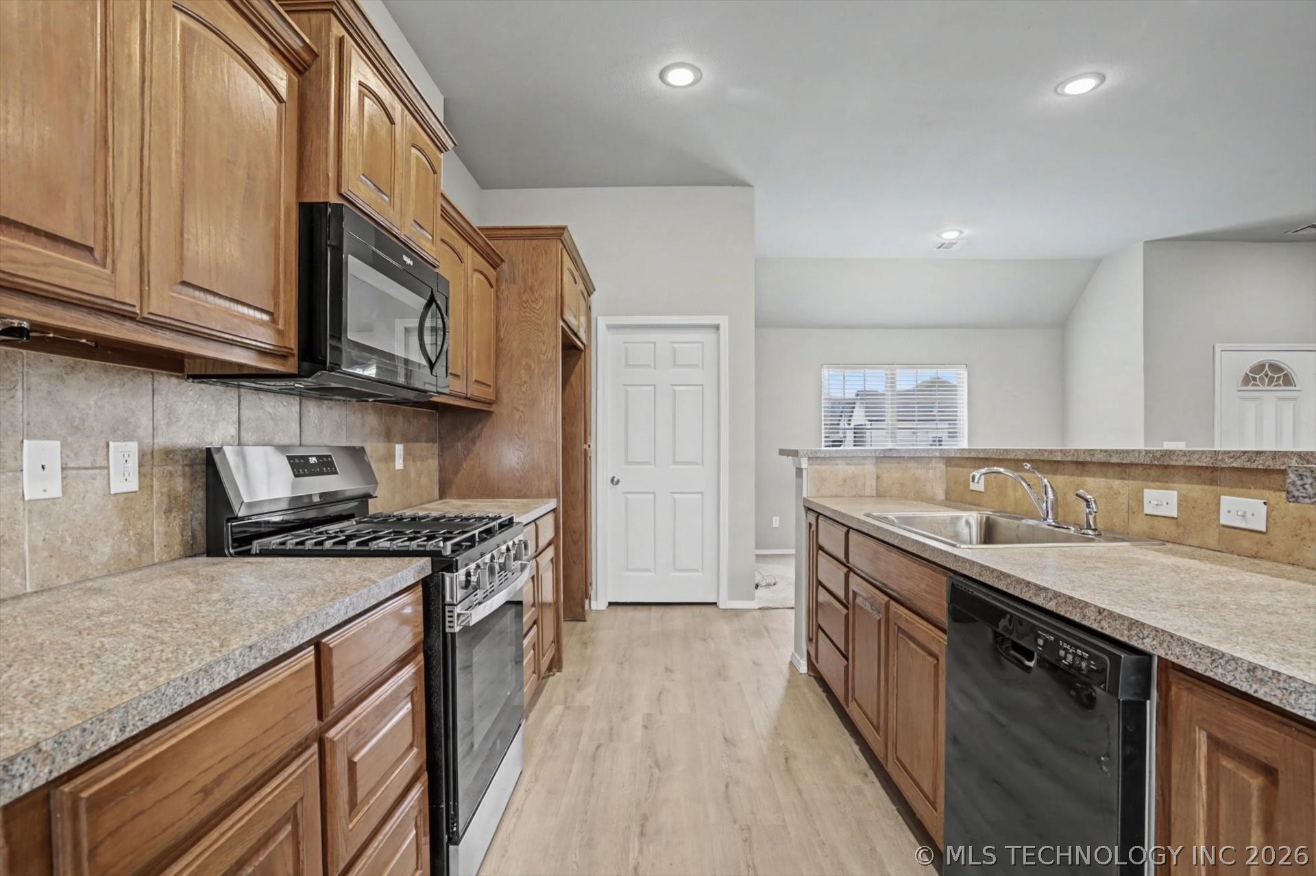 8671 Hawthorne Drive Property Photo 10