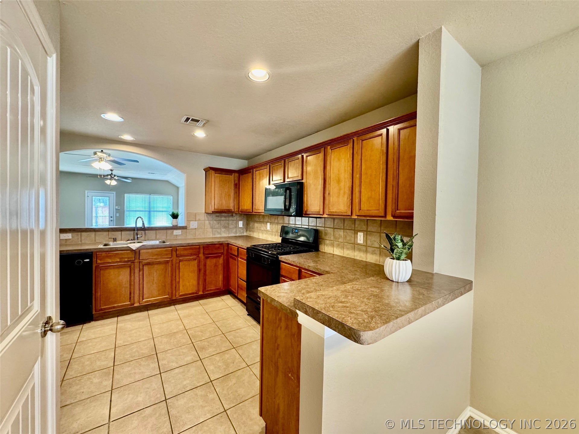 10724 N 146th East Avenue Property Photo 12