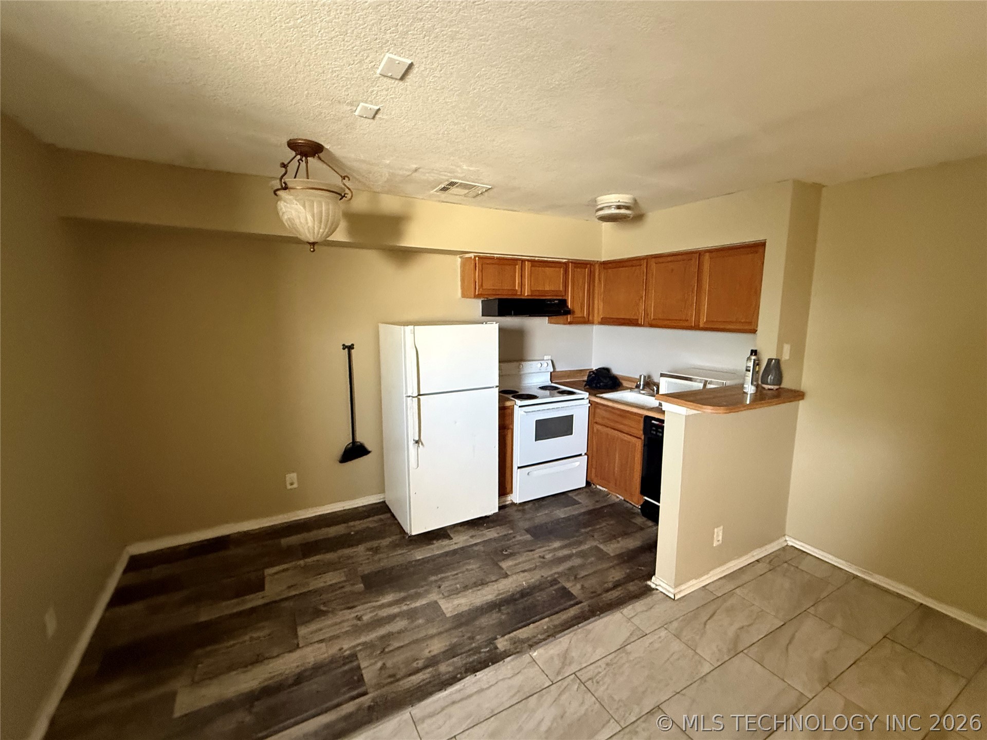 1808 E 66th Place D301 Property Photo 2
