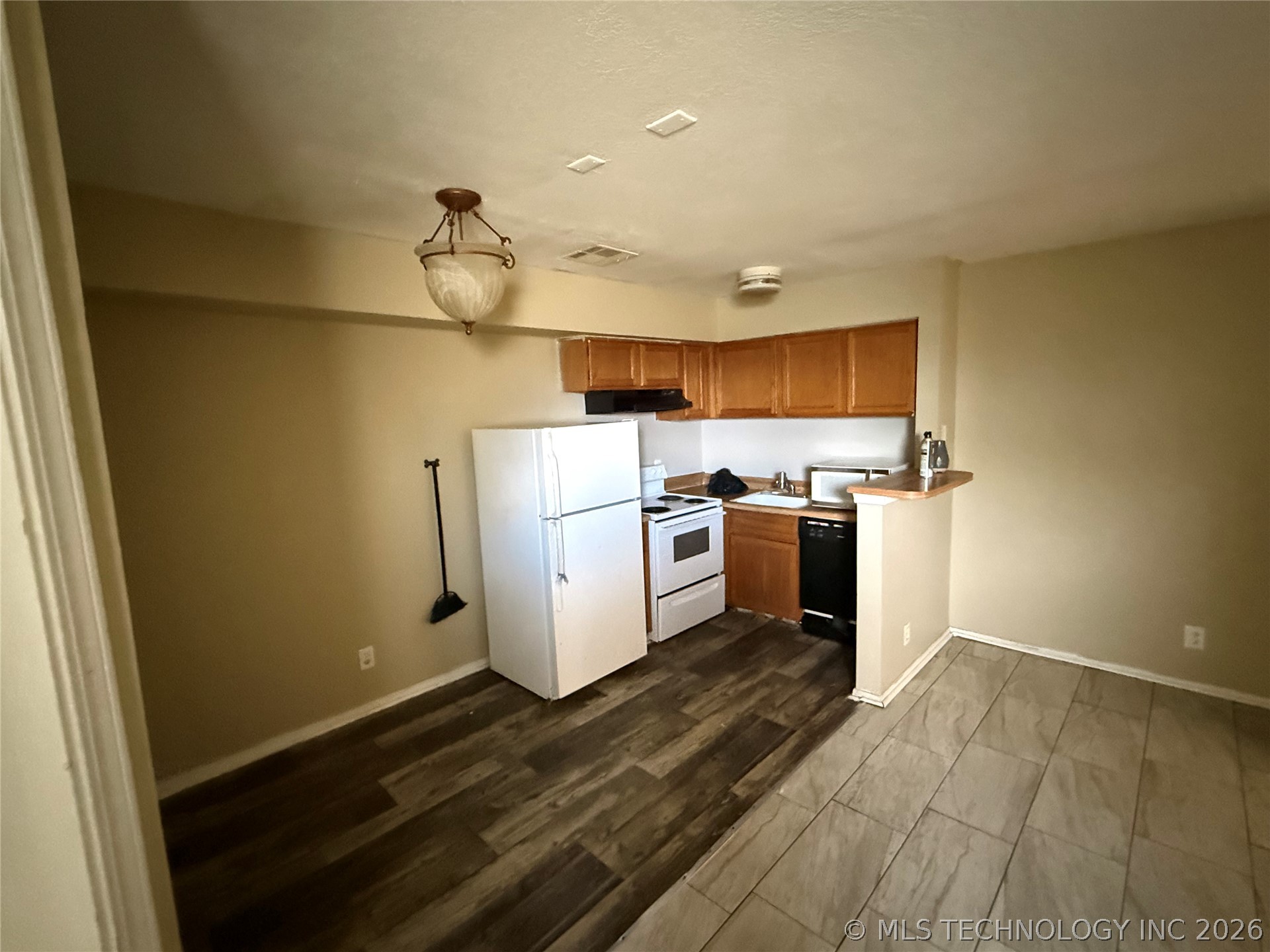 1808 E 66th Place D301 Property Photo 6