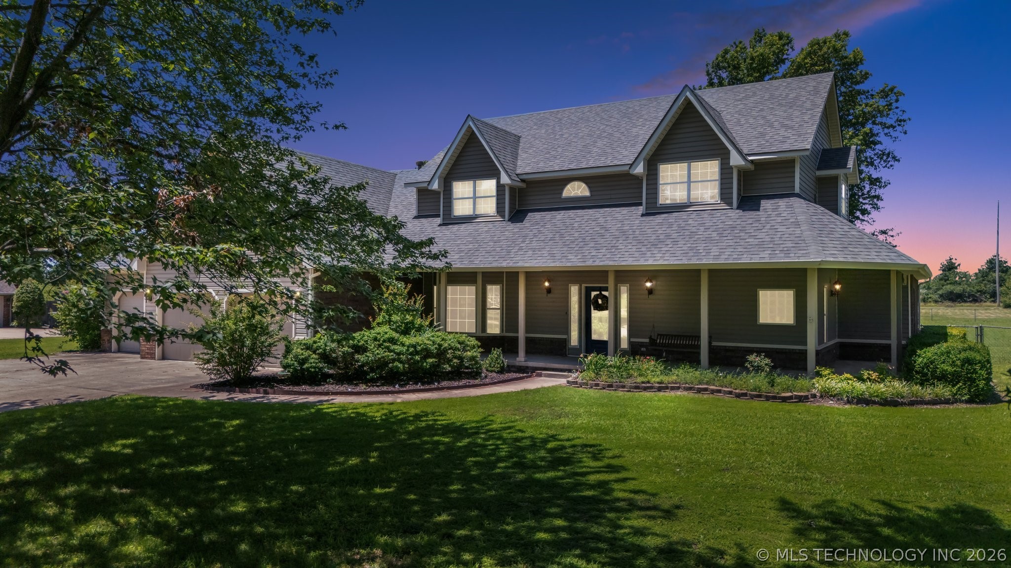 1805 Ne Oakridge Drive Property Photo 1