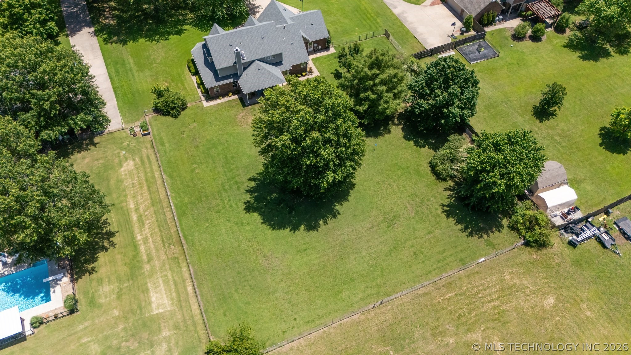 1805 Ne Oakridge Drive Property Photo 8