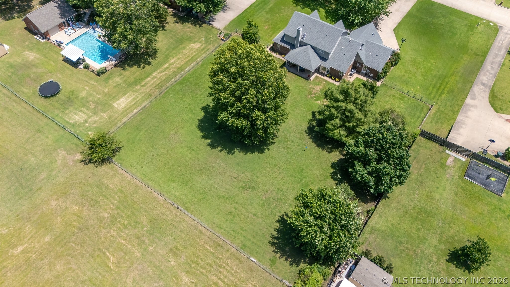 1805 Ne Oakridge Drive Property Photo 9