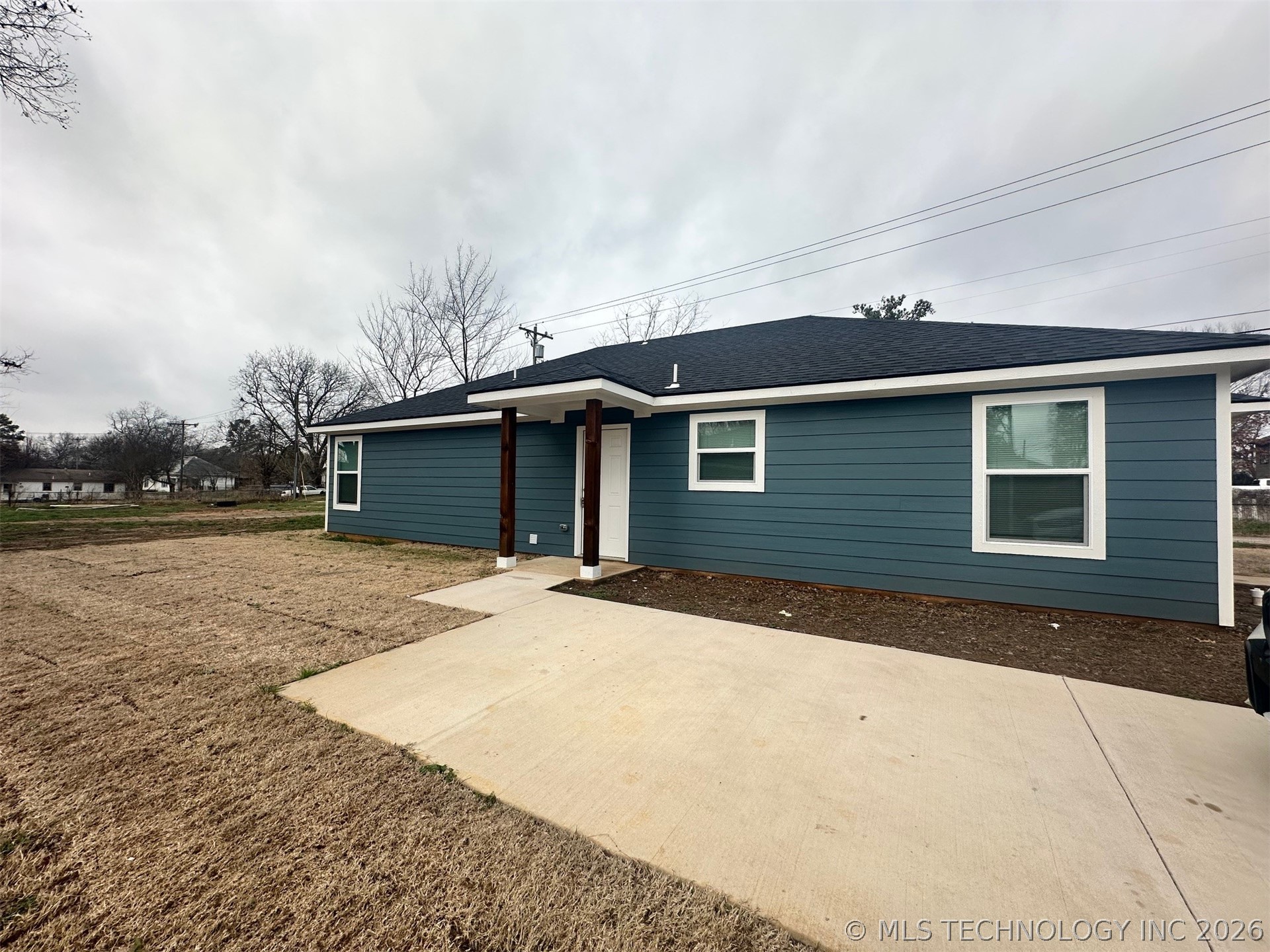 221 E Elm Street Property Photo 3