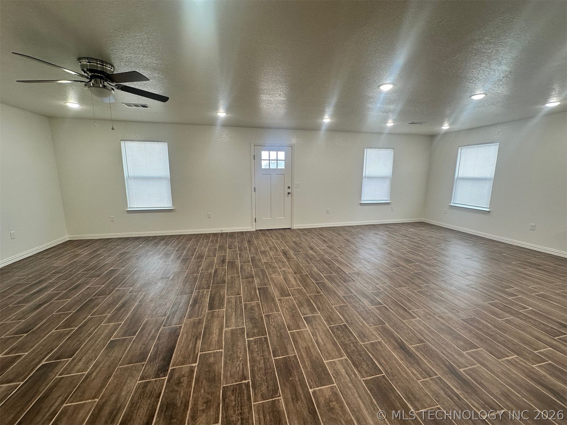 221 E Elm Street Property Photo 4