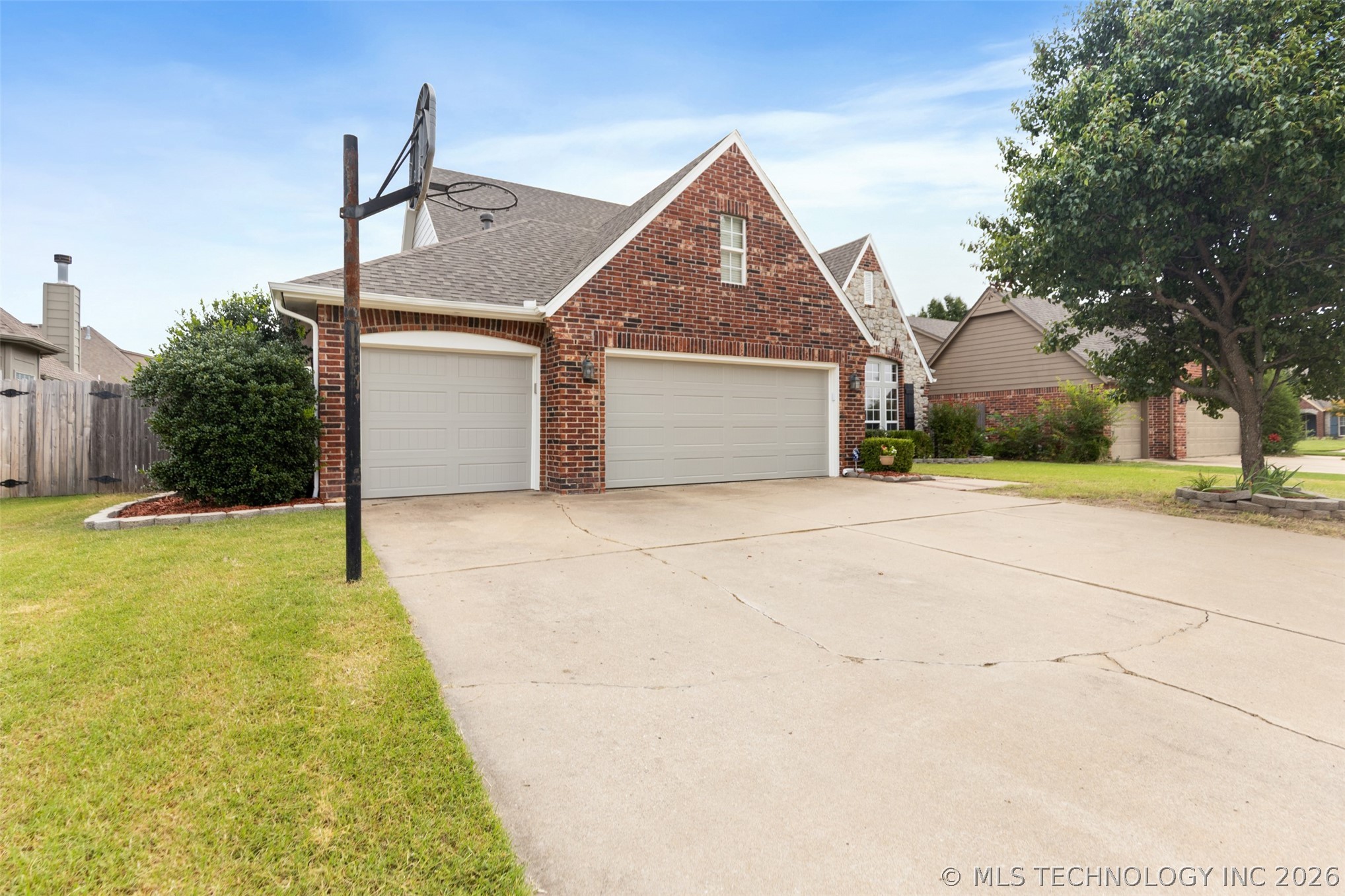 2449 S Tamarack Avenue Property Photo 2